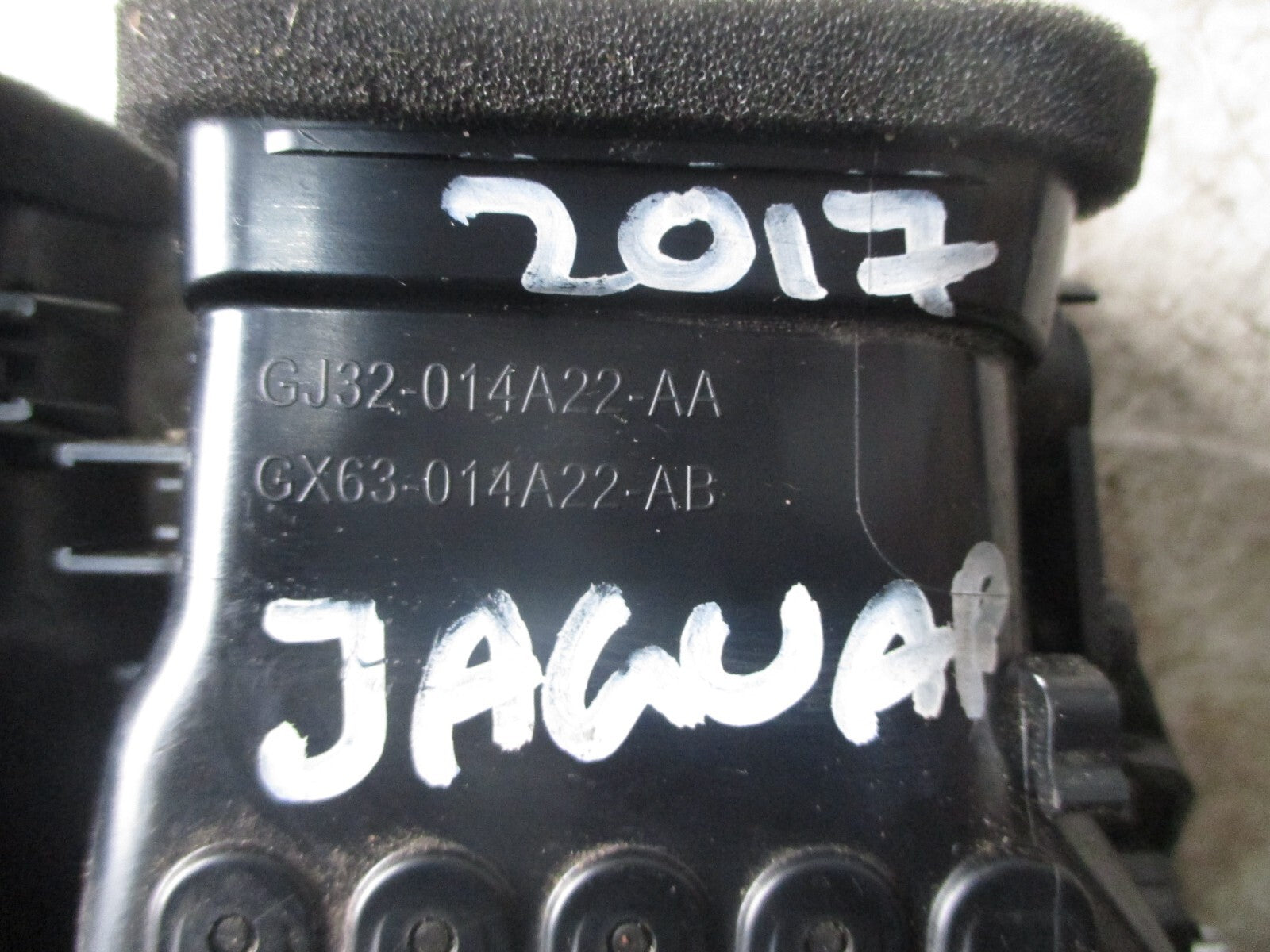 JAGUAR XE X760 2017 REAR CENTRE CONSOLE AIR VENT GJ32014A22AA