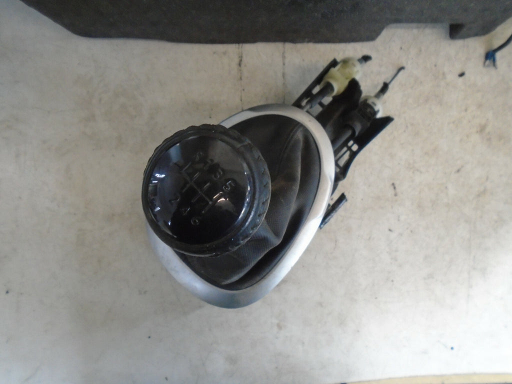 NISSAN JUKE 2016 GEAR LEVER SURROUND KNOB AND GAITER 341011KG0B