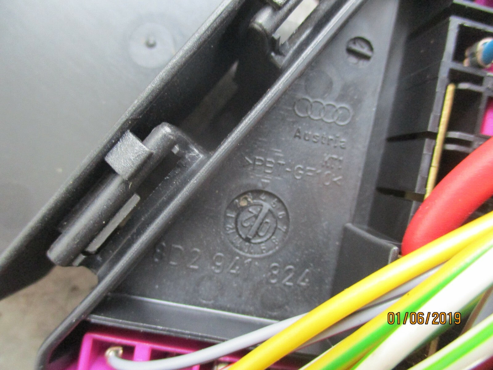 AUDI A3 8L (MK1) DASHBOARD SIDE FUSE BOX RELAY UNIT 8D2941824