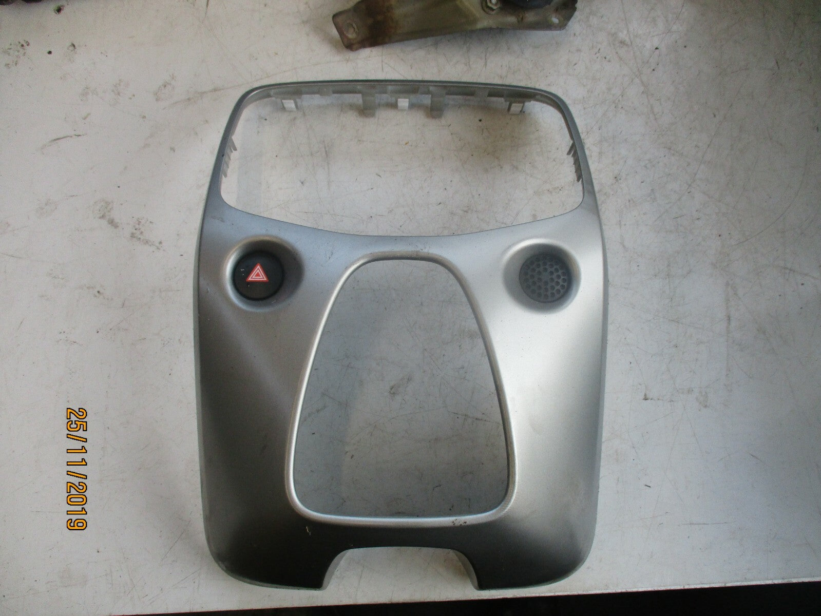 PEUGEOT 208 2015 CENTRE GEAR STICK SURROUND PLASTIC TRIM HAZARD SWITCH 1389231X
