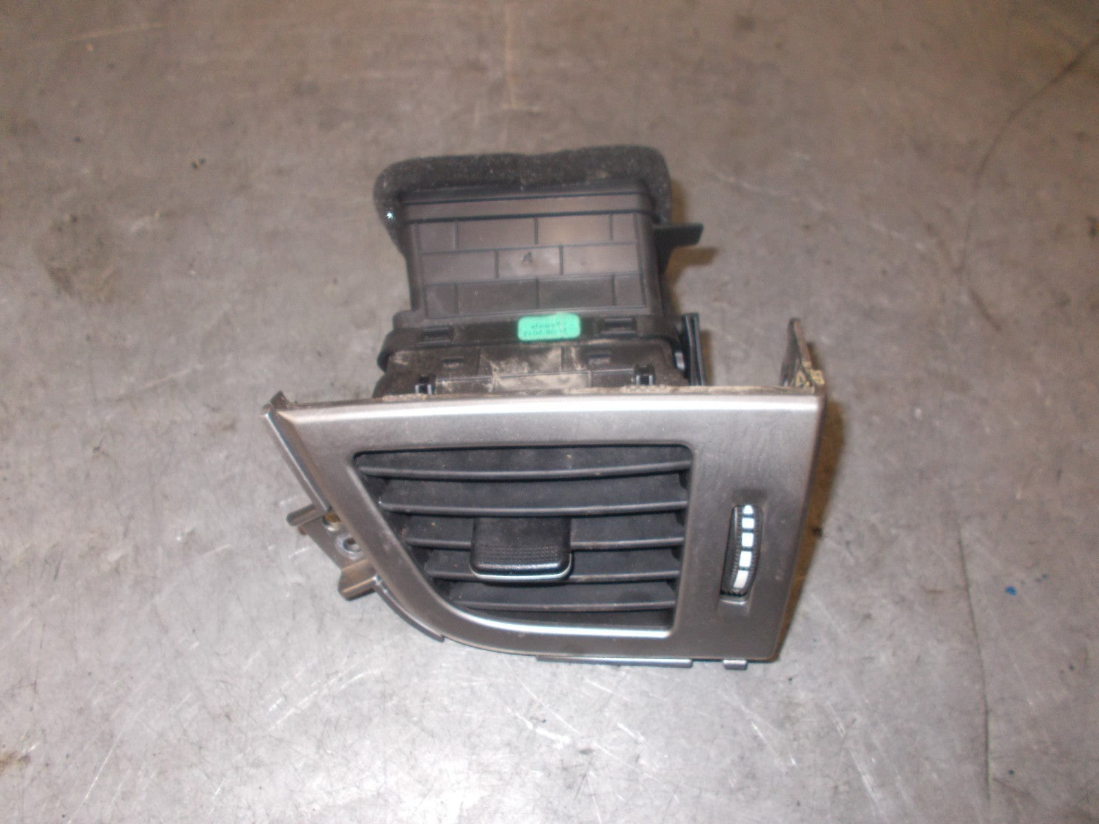 HYUNDAI i30 GD 2015 MK2 OS DRIVER SIDE AIR VENT & SILVER TRIM 97490A6000