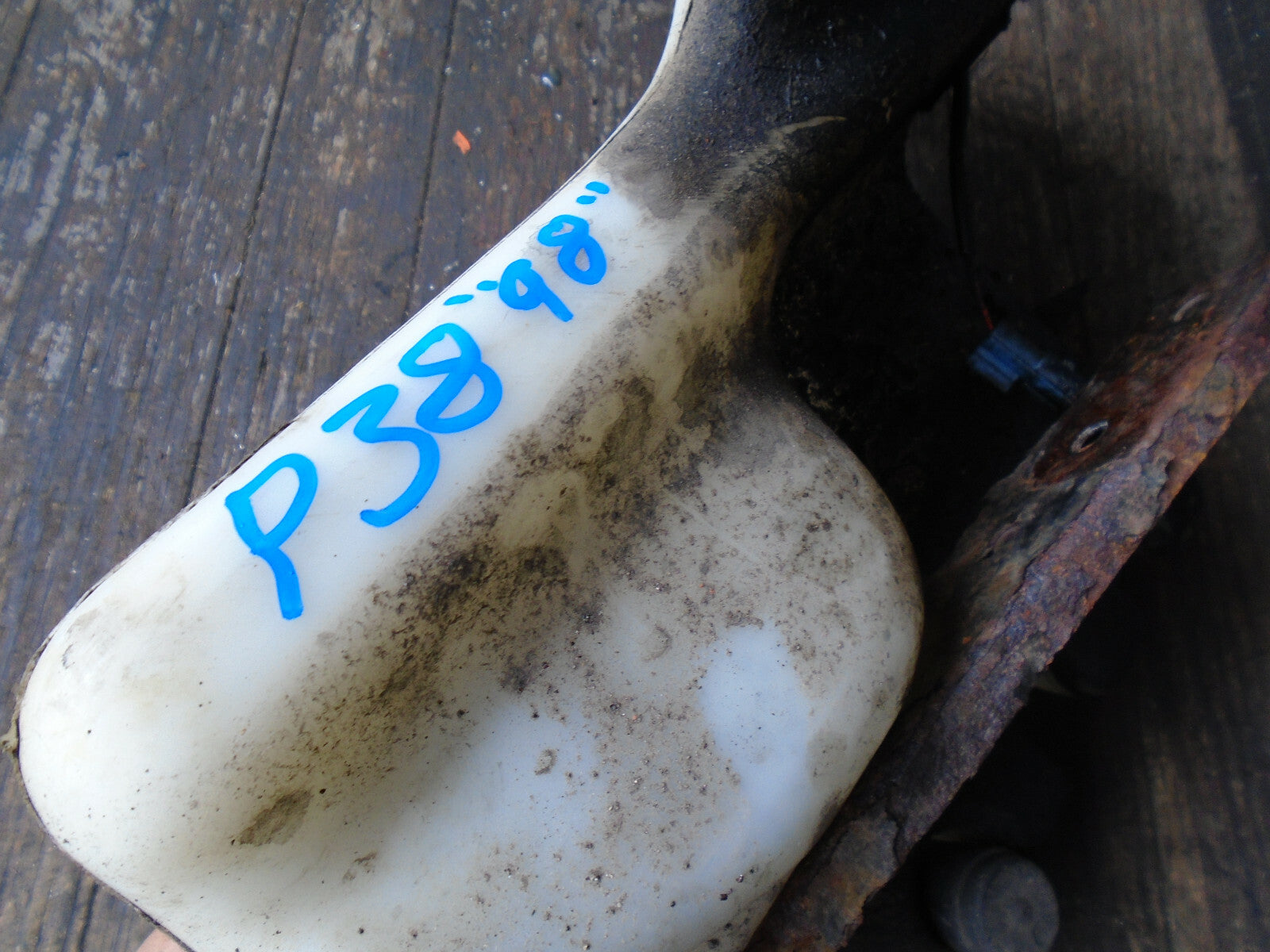 RANGEROVER P38 1998 FRONT WINDSCREEN WASHER WATER BOTTLE