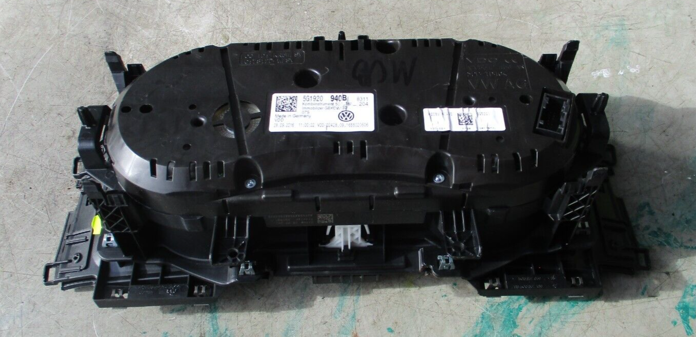 VW VOLGSWAGEN GOLF SPEEDOMETER INSTRUMENT CLUSTER 5G1920940B