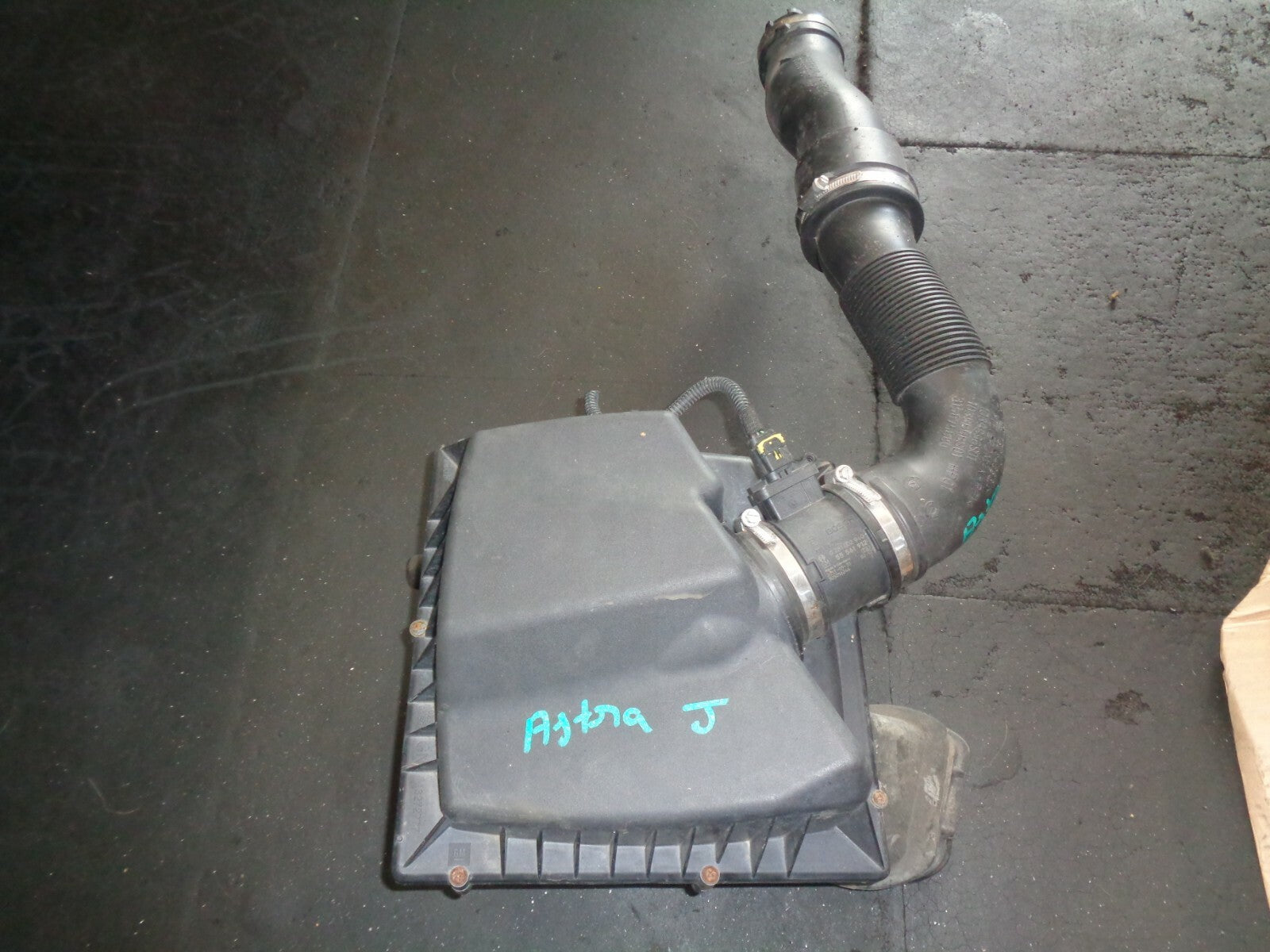 VAUXHALL ASTRA J MK6 2011-15 1.7 DIESEL AIR FILTER BOX WITH INTAKE PIPE