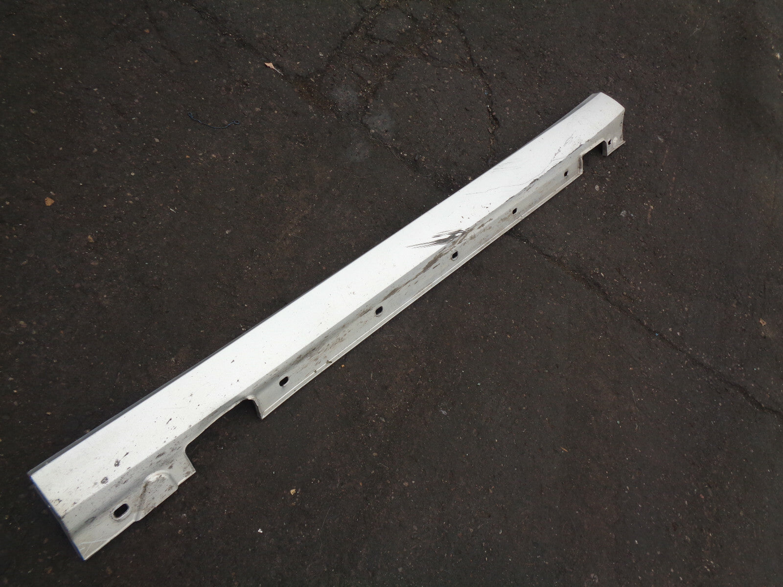 BMW 3 SERIES E90 NS PASSENGER SIDE PLASTIC TRIM SIDE SKIRT SILVER