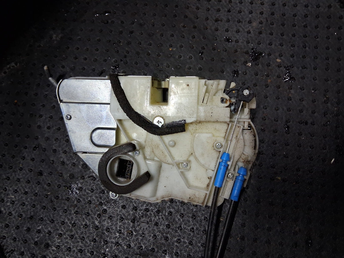 2022 SUZUKI VITARA MK4 NSF PASSENGER SIDE FRONT DOOR LOCK MECHANISM 8220154PA3