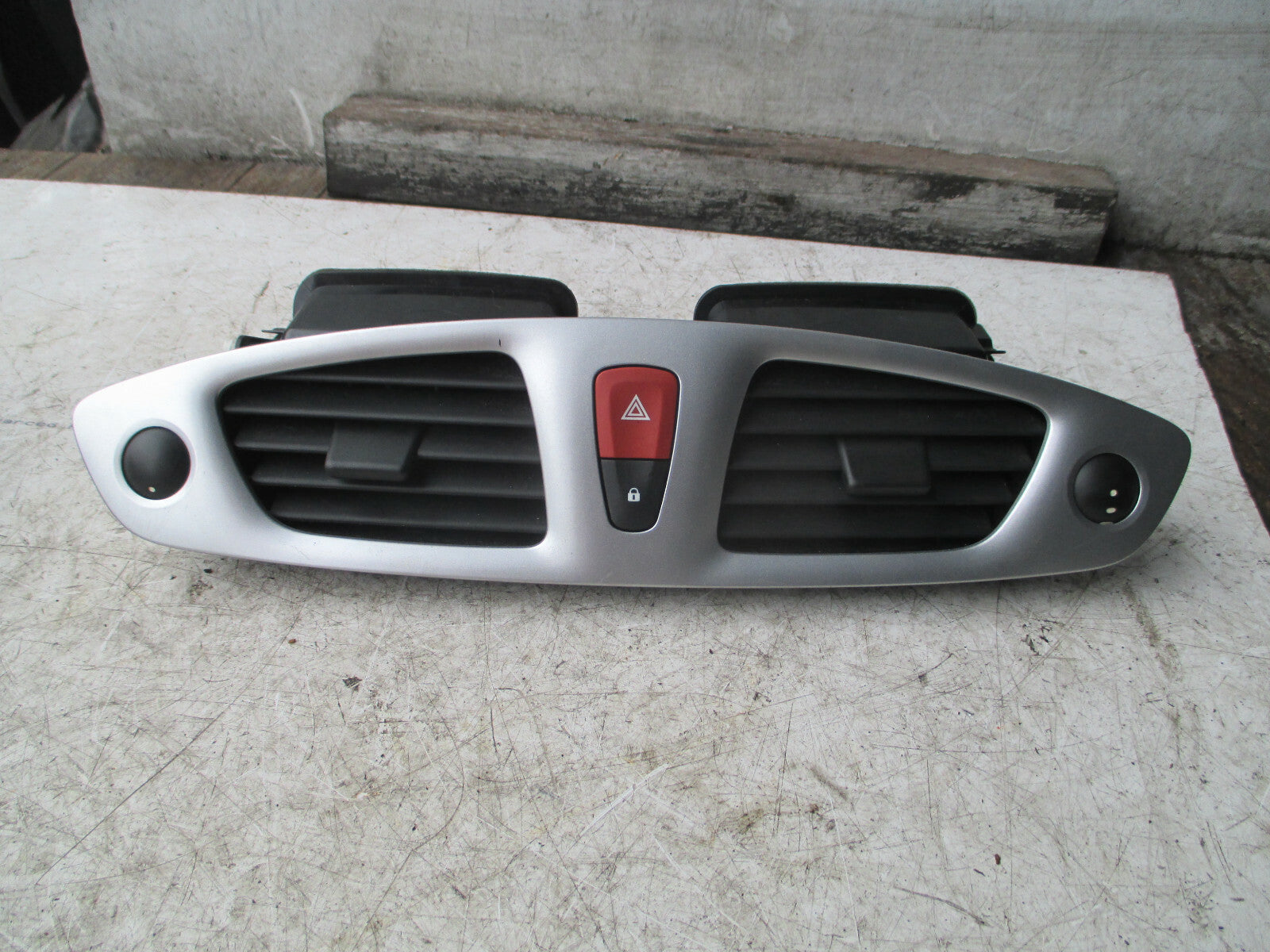 RENAULT SCENIC MK3 2012 DASHBOARD CENTRE AIR VENTS 682600031R