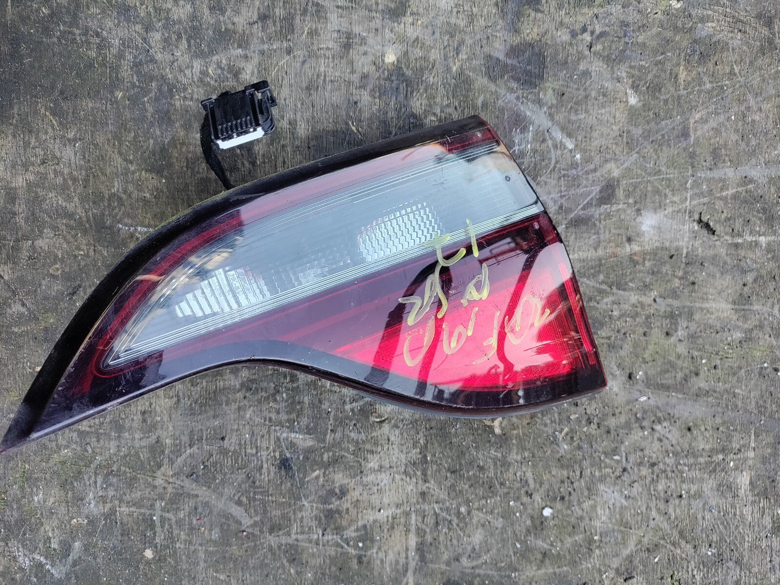 VAUXHALL ZAFIRA C MK3 NSR PASSENGER SIDE INNER TAIL LIGHT 39028598
