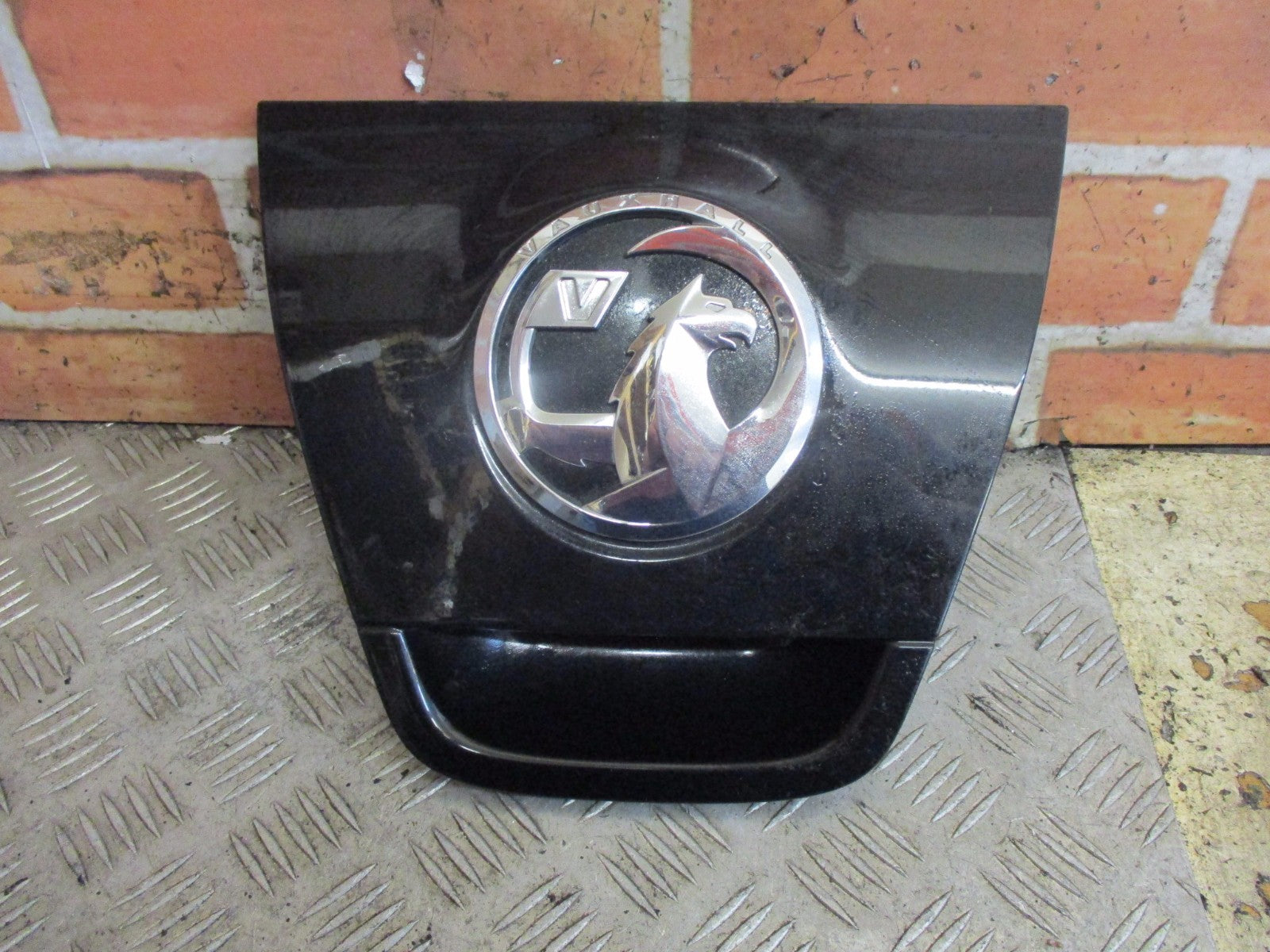 VAUXHALL ASTRA J MK6 2014 TAILGATE HANDLE RELEASE SWITCH TRIM BLACK 13372616 22C