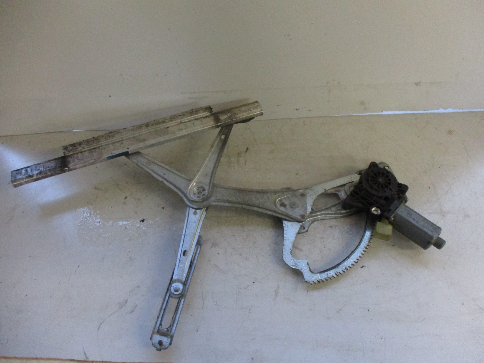 MERCEDES BENZ E CLASS W210 OSF DRIVERS SIDE FRONT WINDOW MOTOR 0130821709