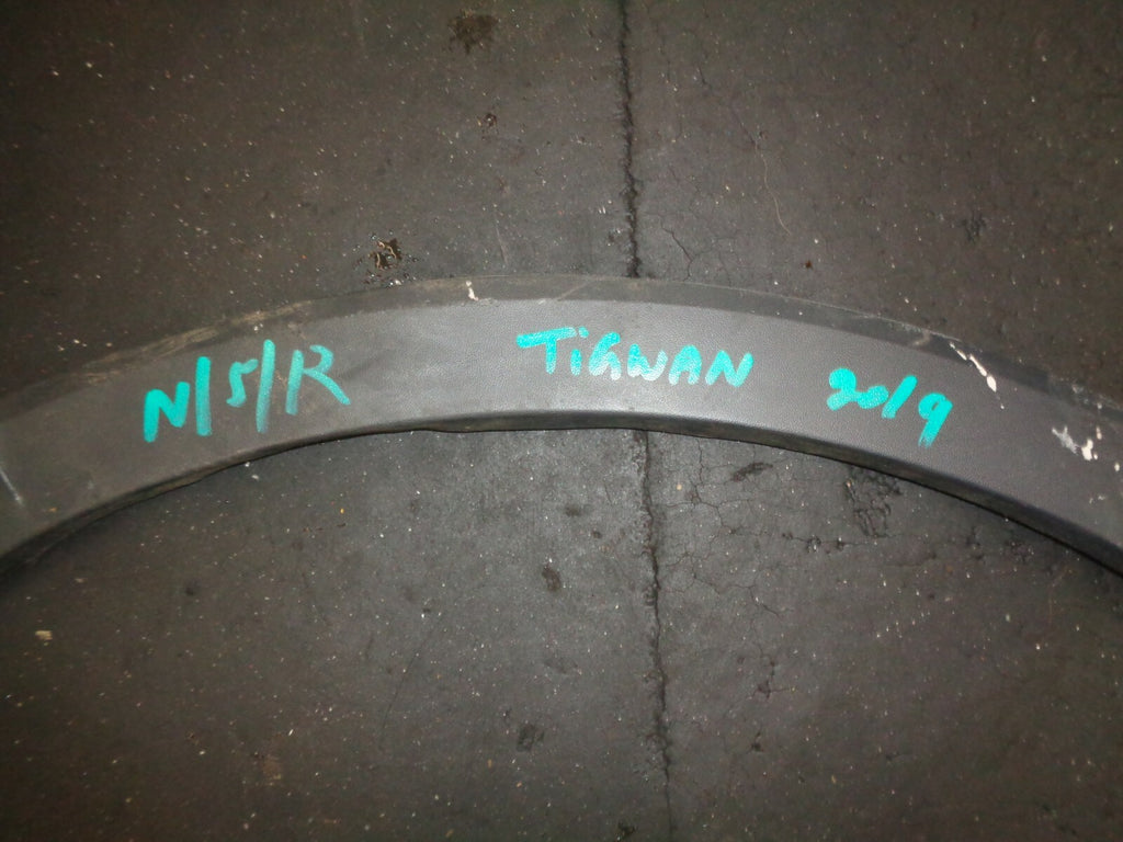 VW VOLKSWAGEN TIGUAN MK2 2019 PASSENGER REAR WHEEL ARCH TRIM 5NA854819J DAMAGED