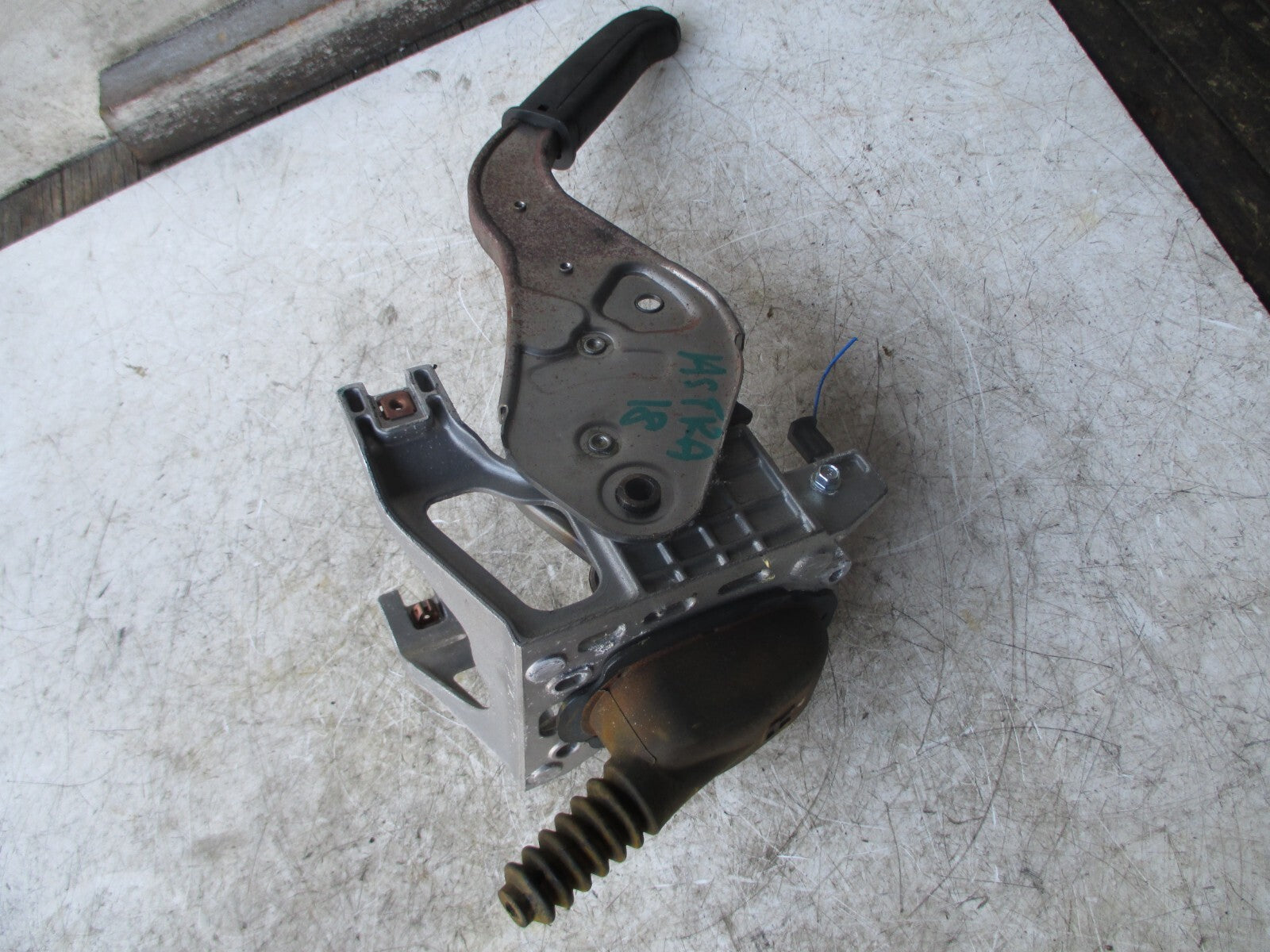VAUXHALL ASTRA MK7 2018 HANDBRAKE HAND BRAKE LEVER 39047280