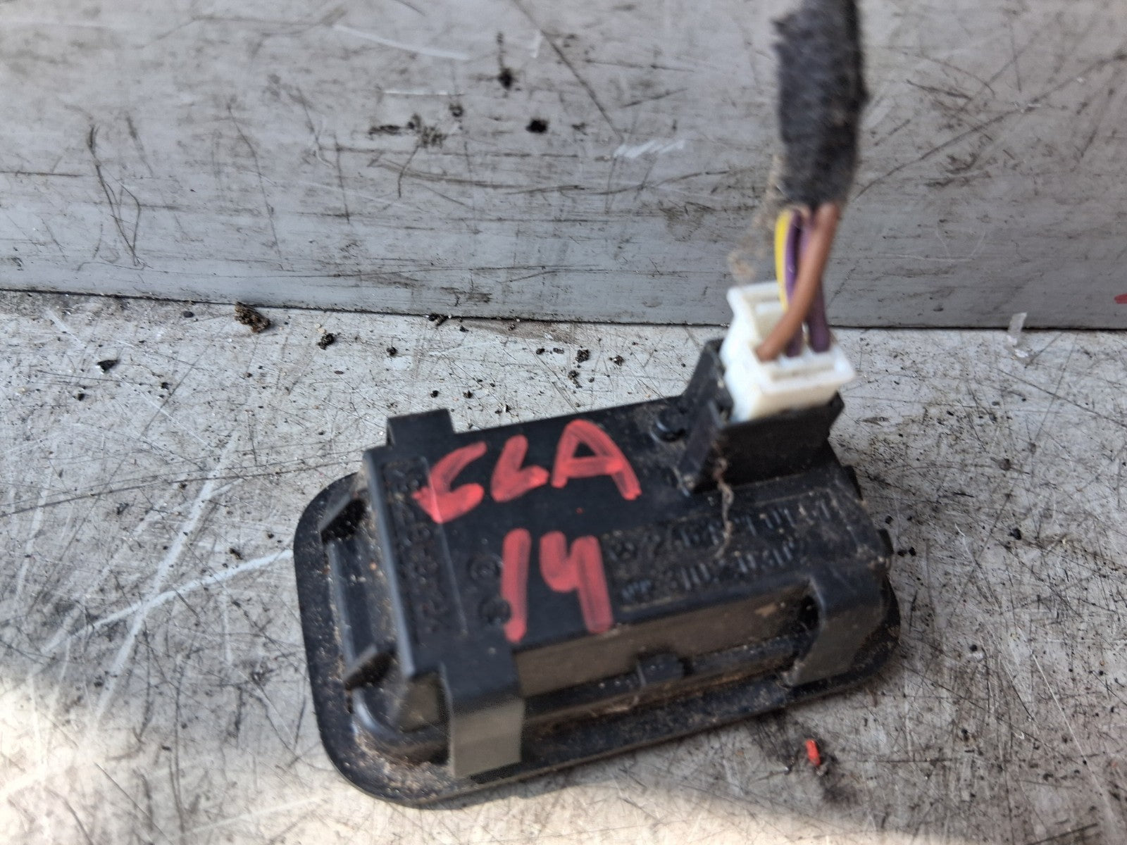 MERCEDES BENZ CLA 2014 BOOTLID TAILGATE OPEN CLOSE STOP BUTON SWITCH 2468210151