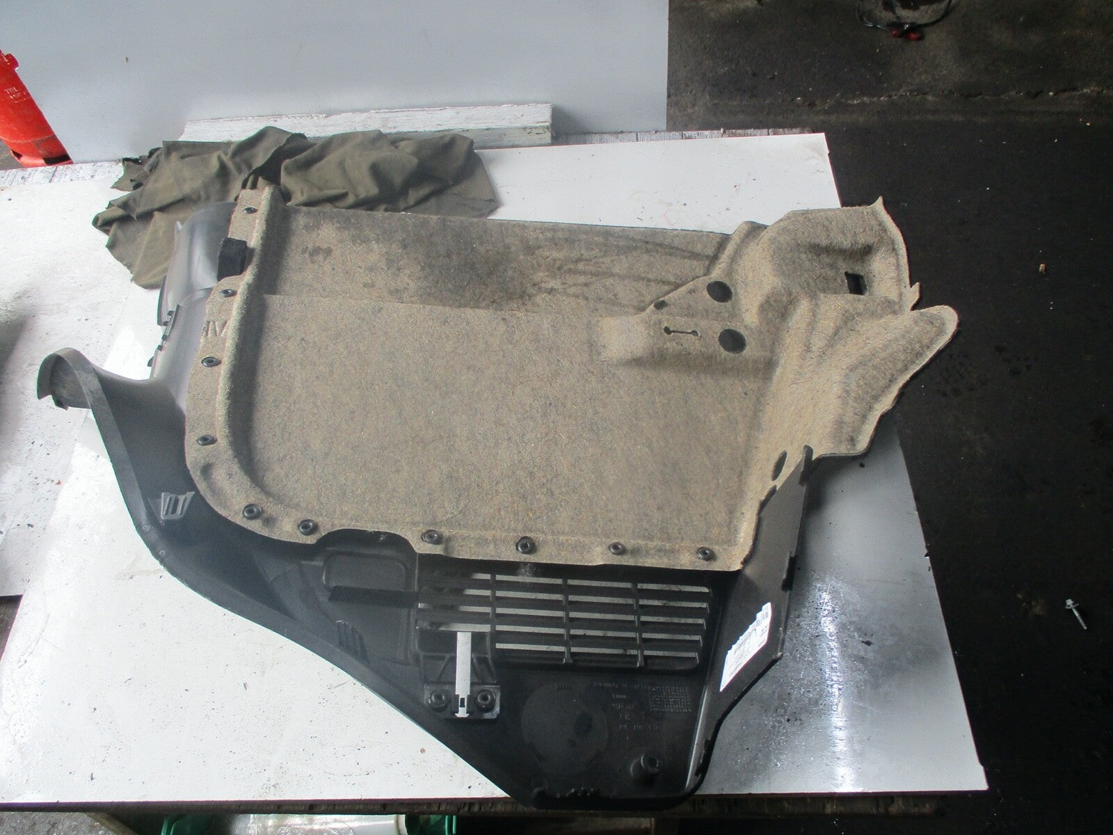 AUDI A1 2013 5 DOOR PASSENGER NEARSIDE REAR INTERIOR BOOT TRIM PANEL 8X3 867 761