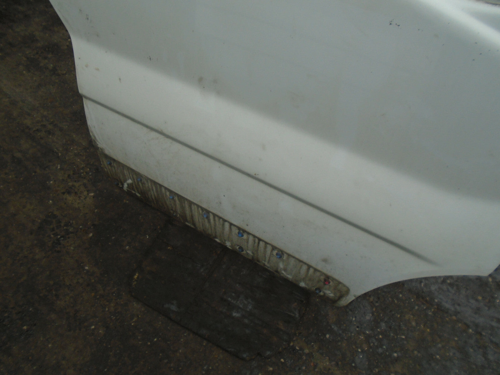 VAUXHALL VIVARO MK1 2011 OSF DRIVER SIDE FRONT DOOR WHITE