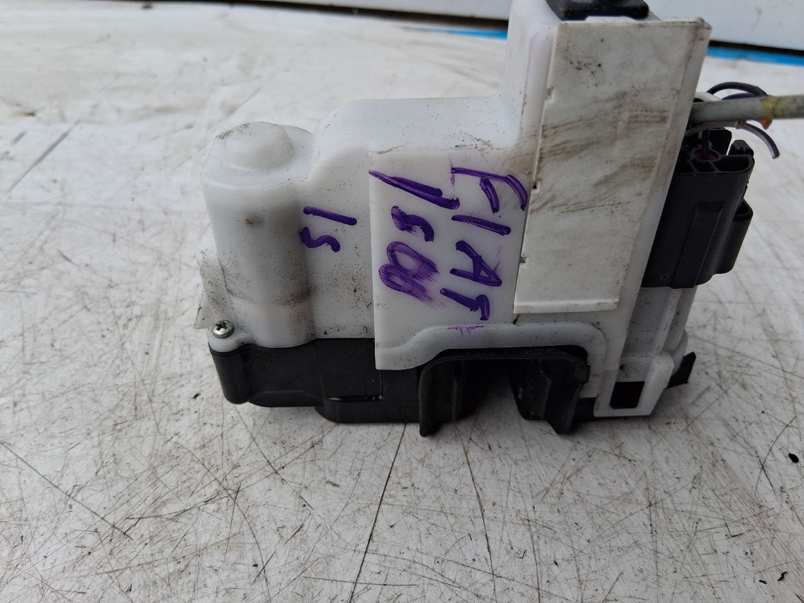 2015 FIAT 500 LOUNGE OSF DRIVER SIDE FRONT RIGHT DOOR LOCK MECHANISM 52004010