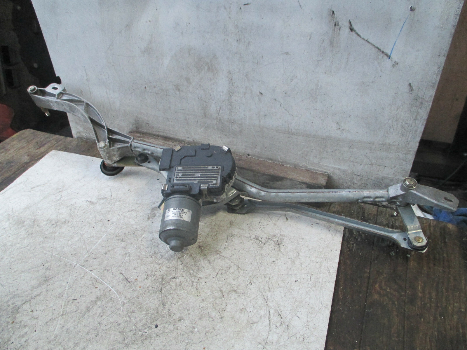 MERCEDES BENZ E CLASS W211 2004 FRONT SCREEN WIPER MOTOR LINKAGES A2118200942