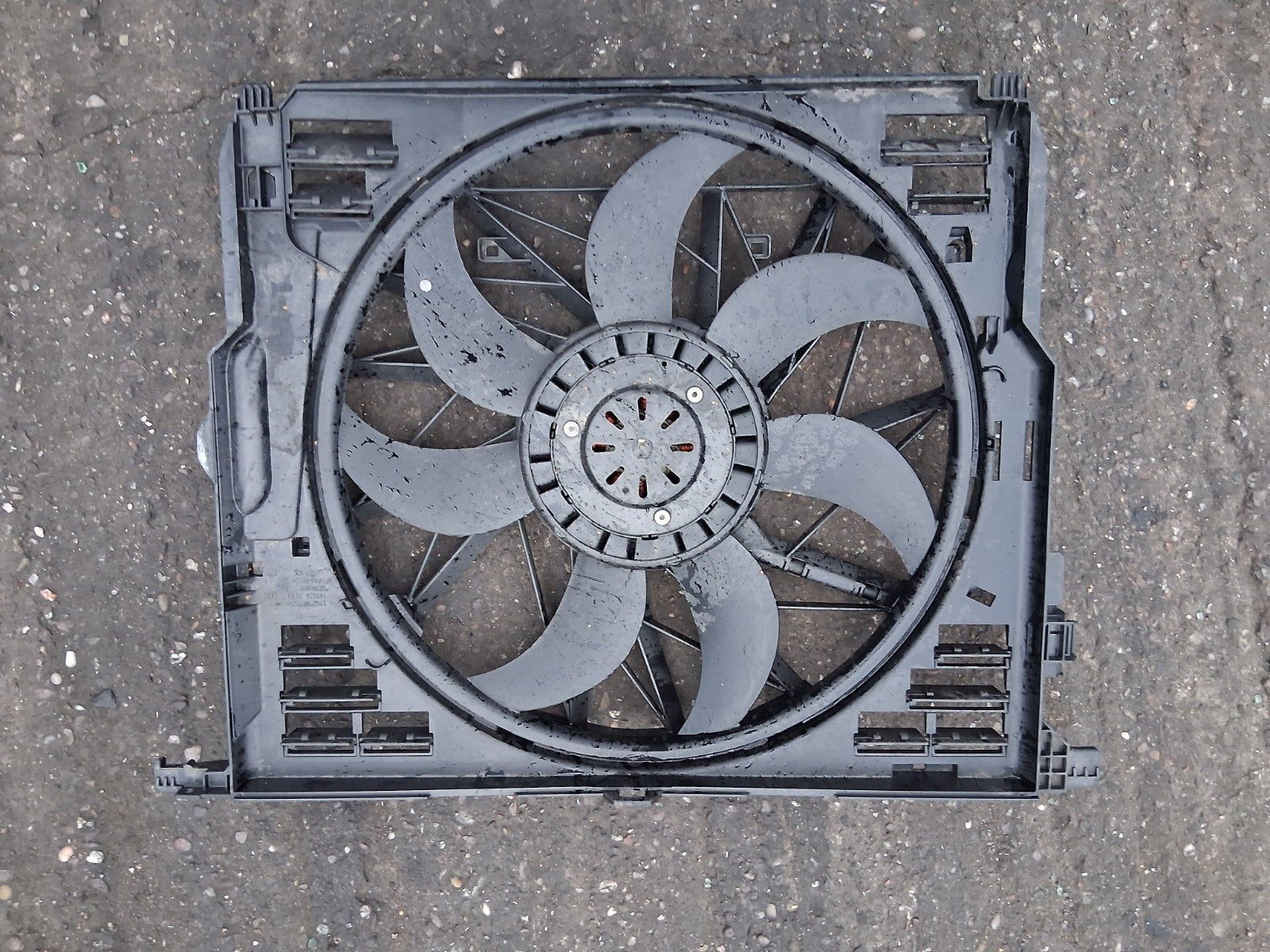 2010 BMW 5 SERIES F10 M SPORT ENGINE COOLING RADIATOR FAN HOUSING 7575258