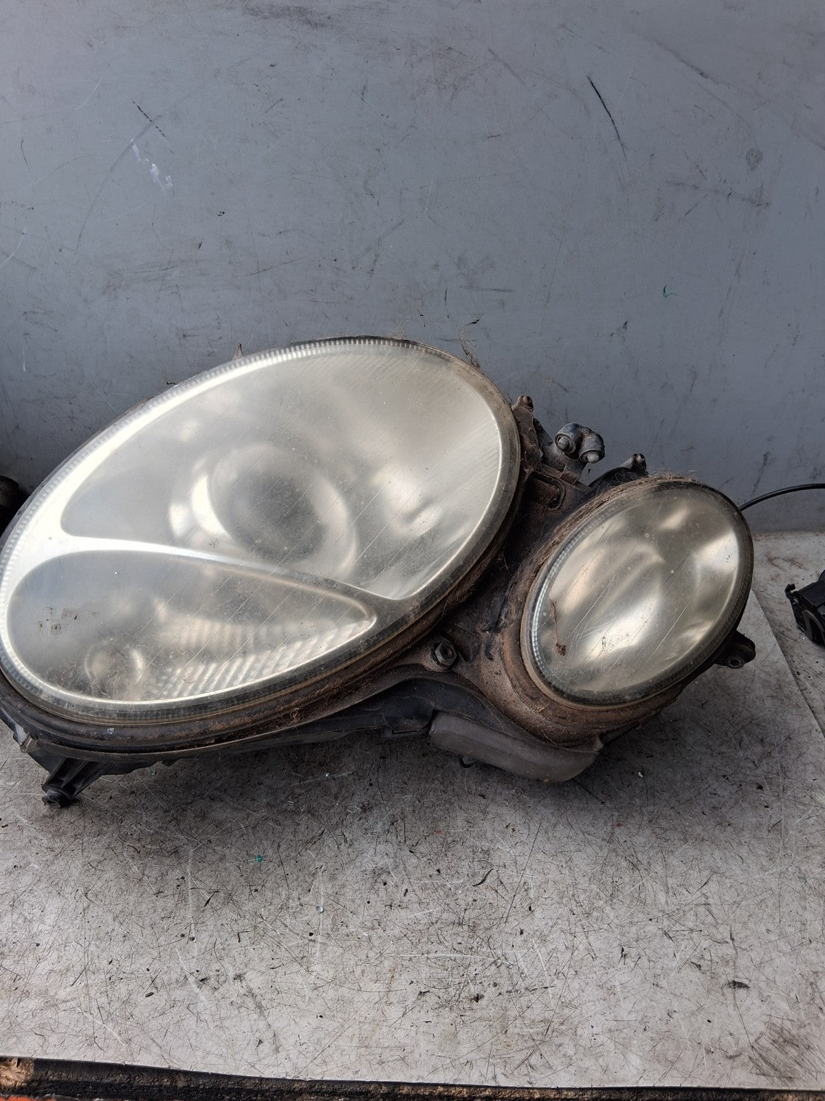 2005 MERCEDES BENZ E CLASS NS PASSENGER SIDE FRONT HEADLIGHT 161563