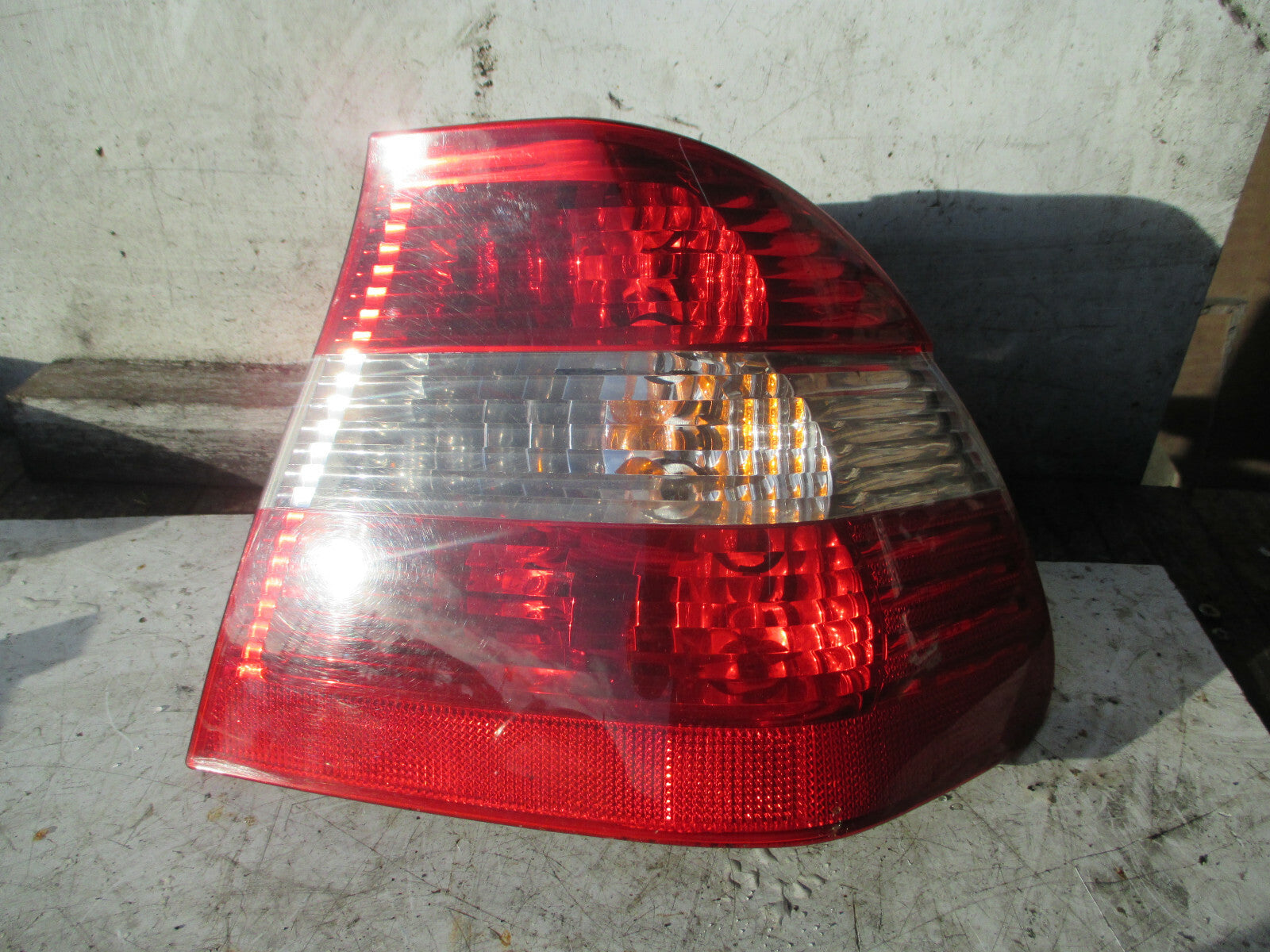 BMW 3 SERIES E46 OSR DRIVER SIDE REAR TAIL LIGHT 6946536