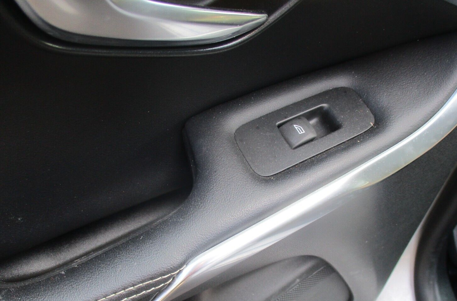 VOLVO V40 R DESIGN 2016 NSR PASSENGERS SIDE REAR DOOR CARD & SWITCH PANEL