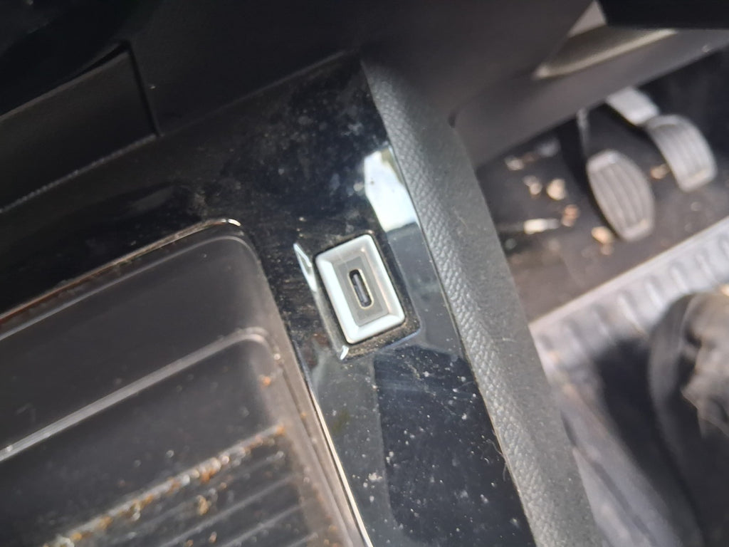PEUGEOT 208 MK2 2025 CENTRE CONSOLE TRIM WITH USC PORT