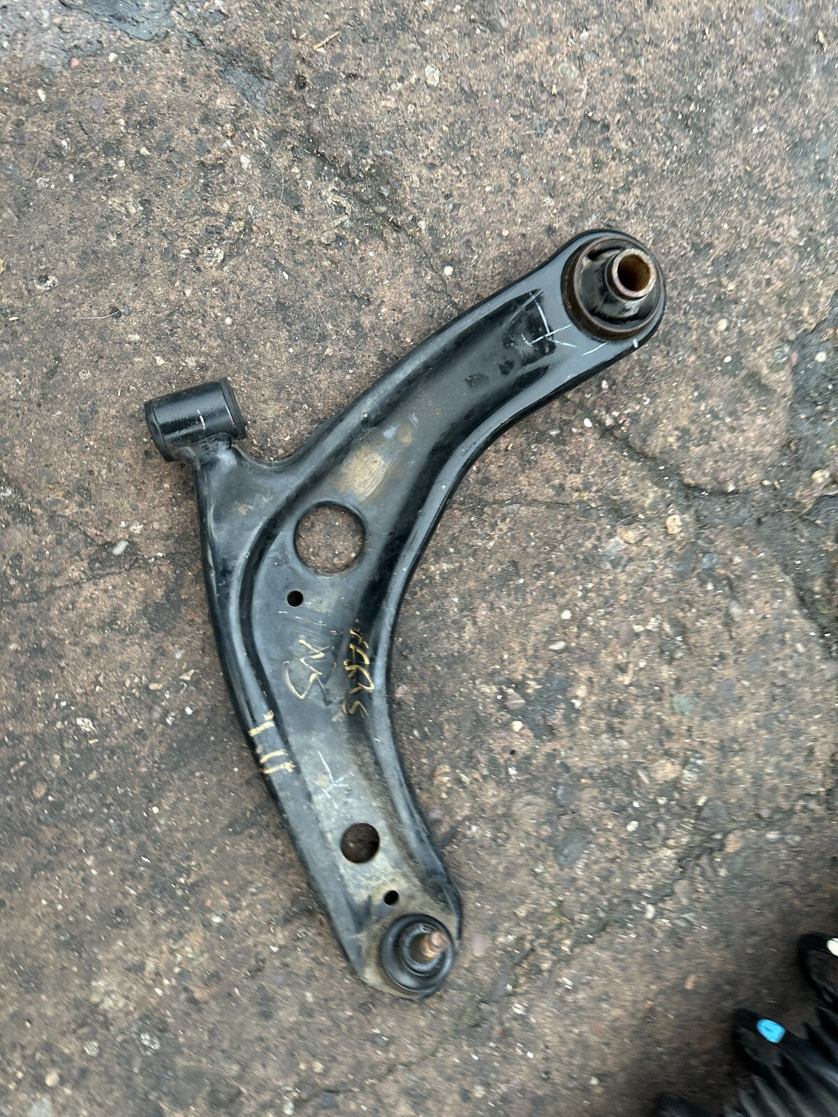 2016 TOYOTA YARIS MK3 1.3 NS PASSENGER SIDE FRONT LOWER ARM WISHBONE CONTROL ARM