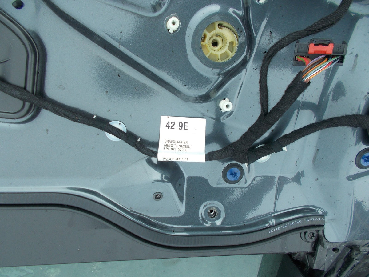 AUDI A3 8P FRONT OS/ DRIVER SIDE DOOR WITH DOOR CARD 8P4837630