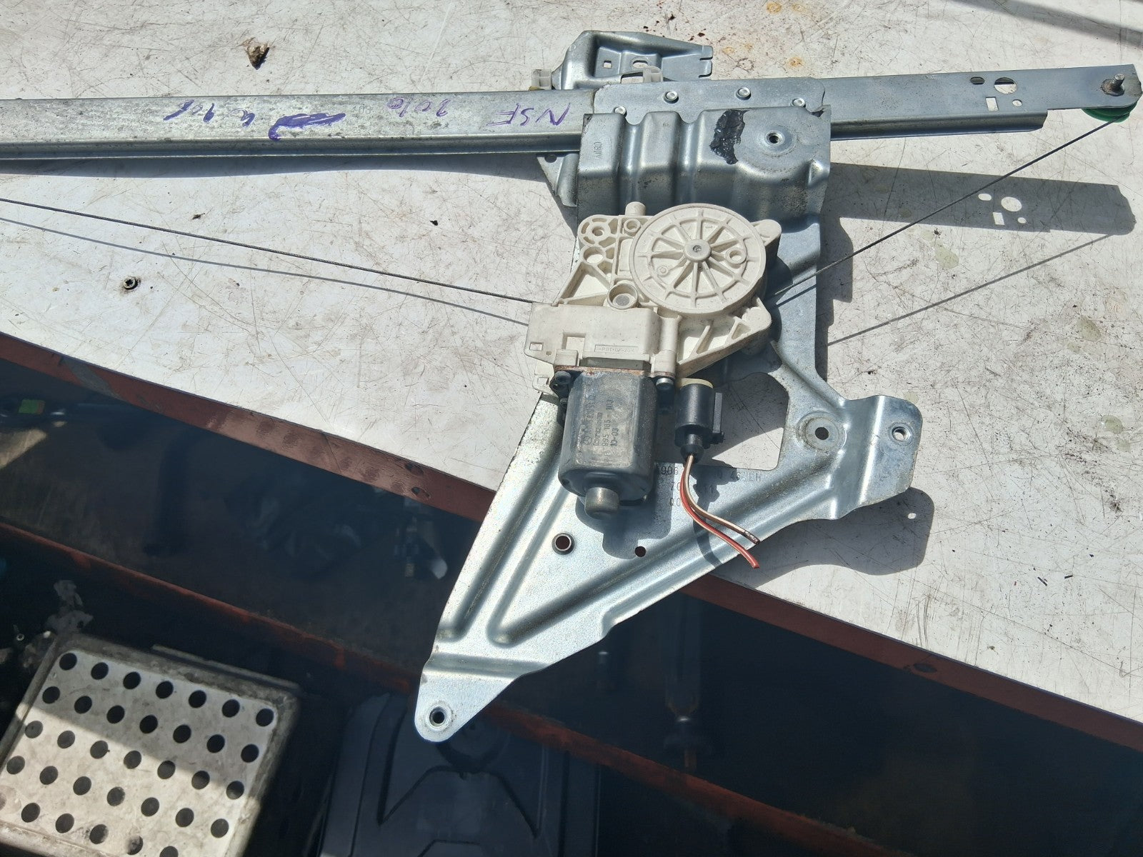 2010 MERCEDES SPRINTER W906 NSF PASSENGER SIDE FRONT WINDOW MOTOR & REGULATOR