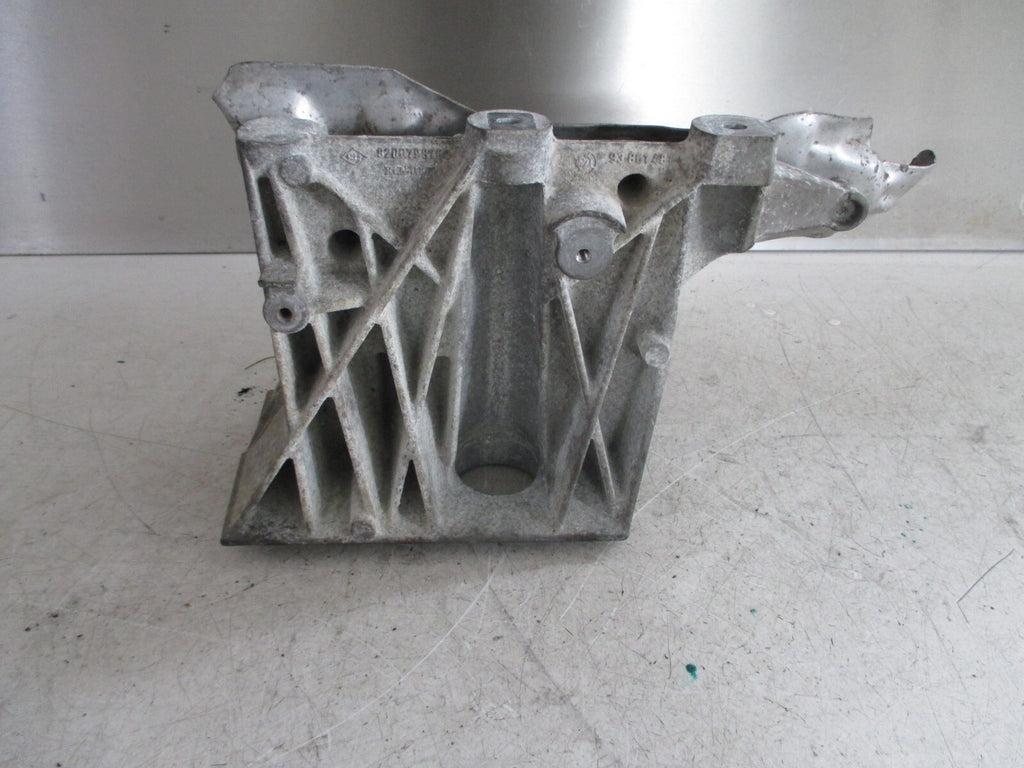 2013 VAUXHALL VIVARO ENGINE MOUNT BRACKET 8200798760