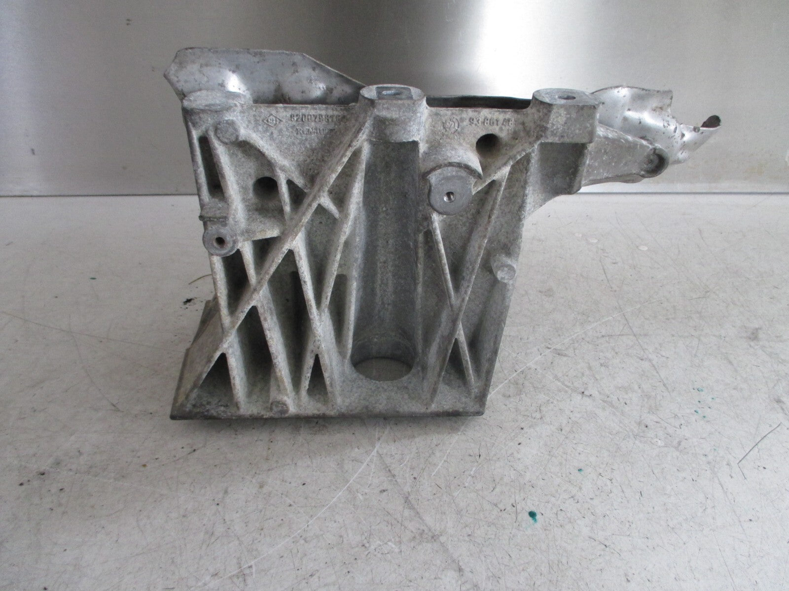 2013 VAUXHALL VIVARO ENGINE MOUNT BRACKET 8200798760