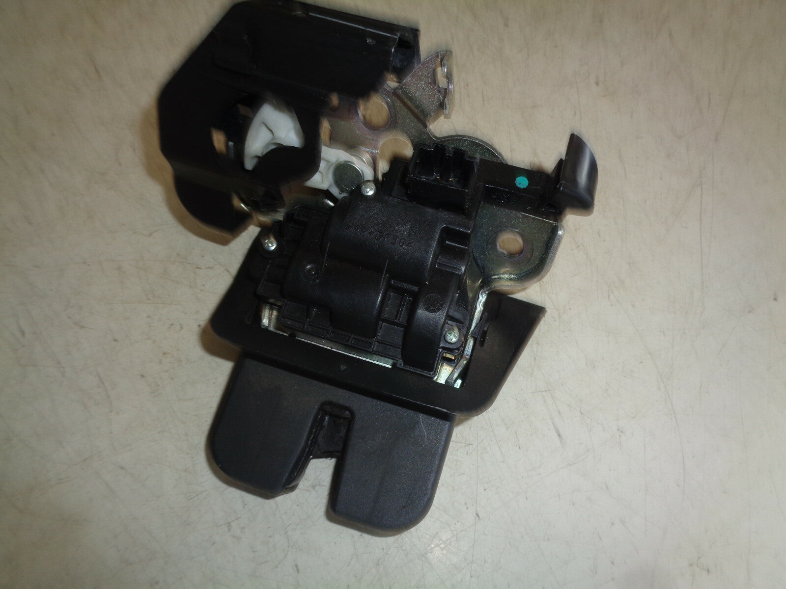 AUDI A4 B8 2014 REAR BOOT TAILGATE BOOT CATCH LATCH LOCK 8R0827505