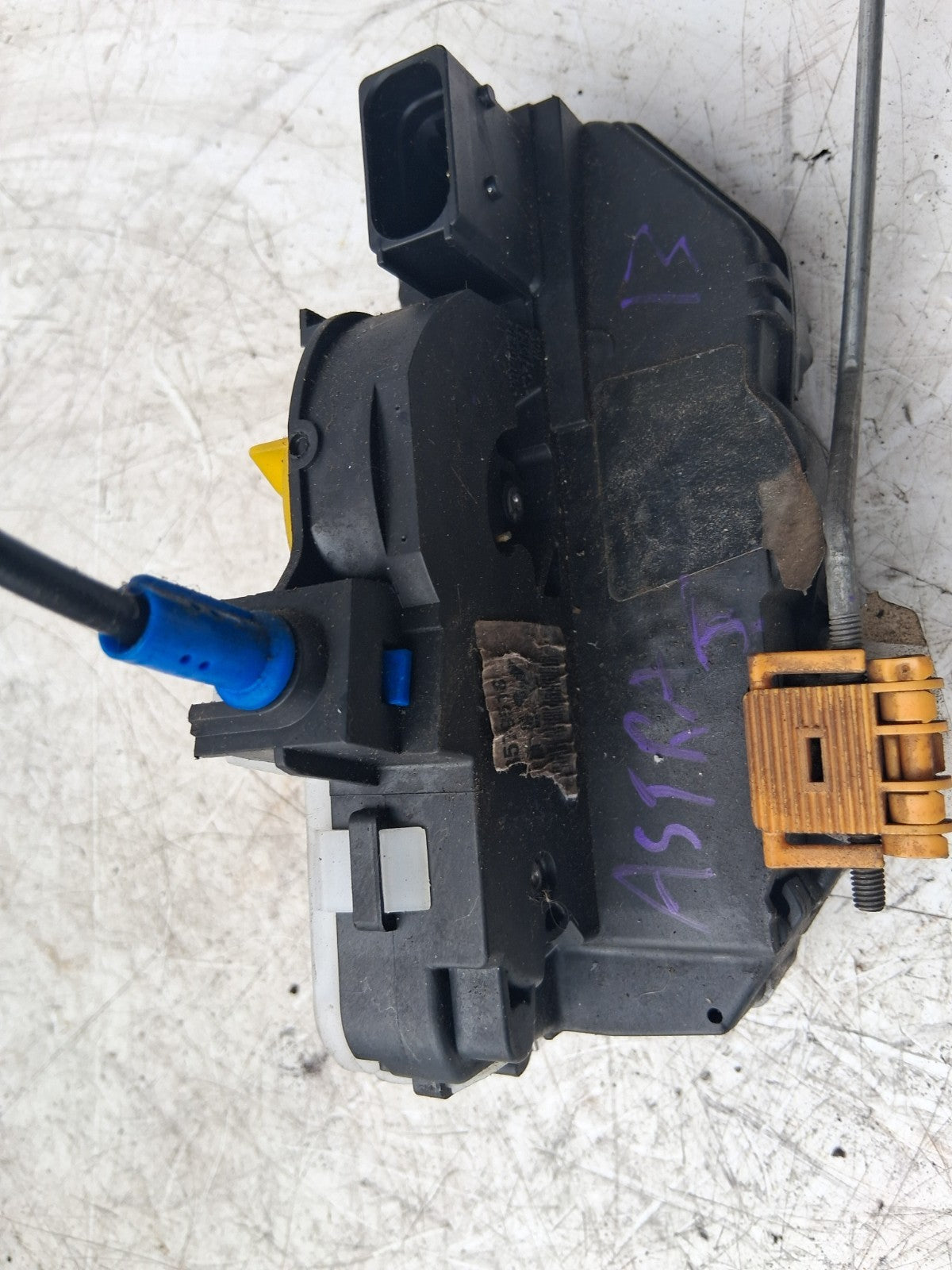 2013 VAUXHALL ASTRA J NSF PASSENGER SIDE FRONT LEFT DOOR LOCK MECHANISM 3023881
