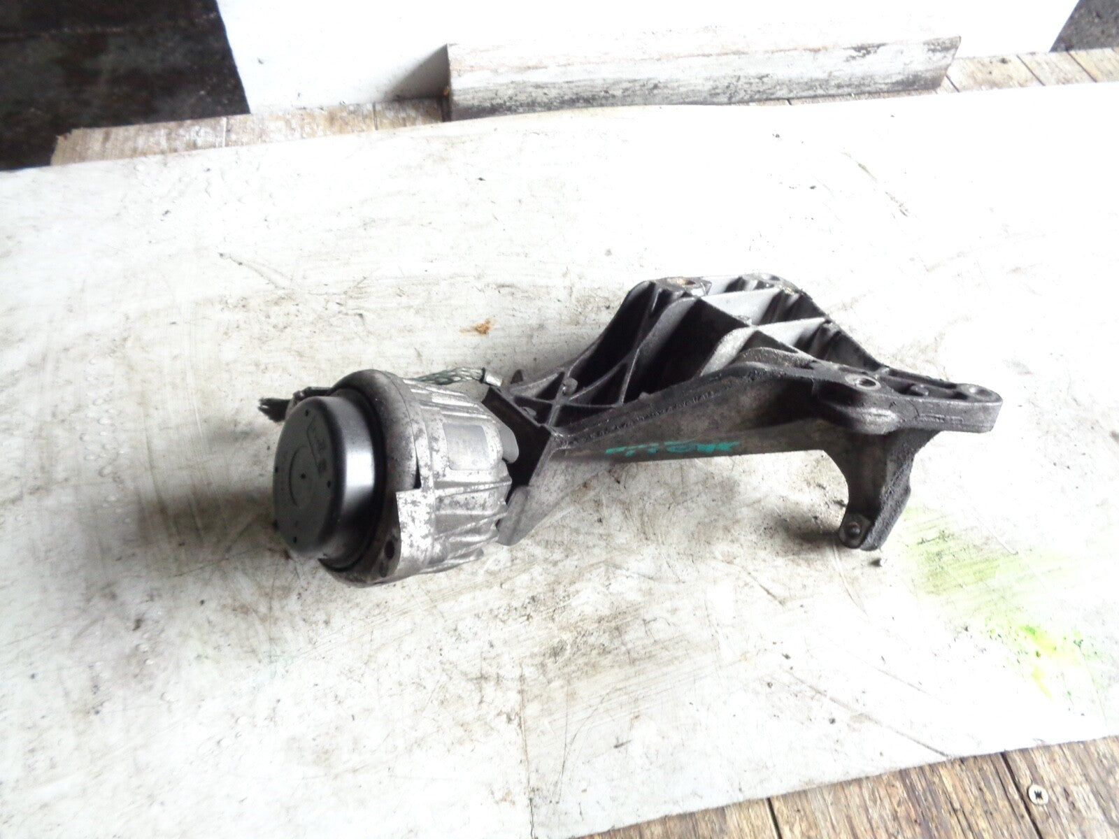BMW 1 SERIES E87 PASSENGER NEAR SIDE ENGINE MOUNT BRACKET 24168110