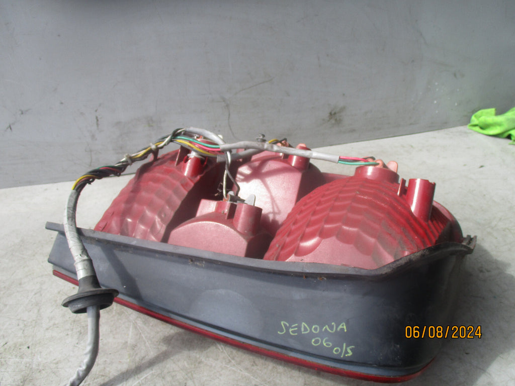 2006 KIA SEDONA MK1 OSF DRIVER SIDE REAR TAIL LIGHT