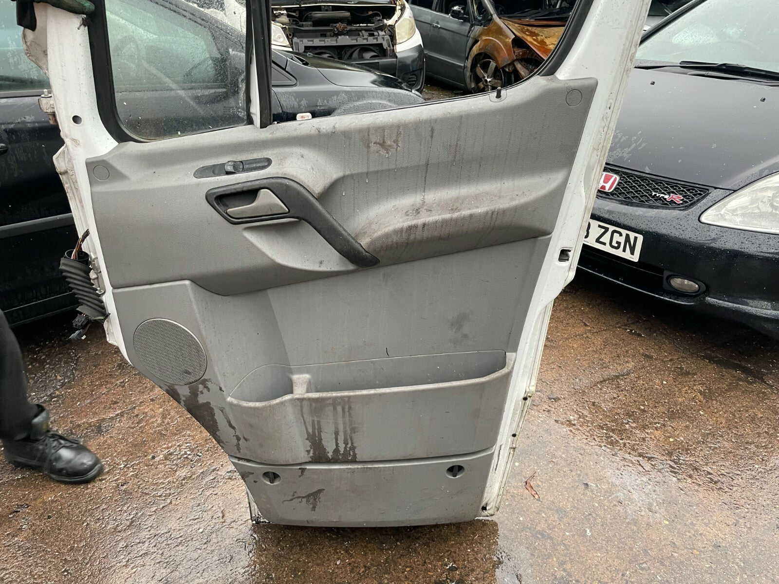 MERCEDES SPRINTER W906 2013 MK2 OSF DRIVER SIDE FRONT DOOR WHITE