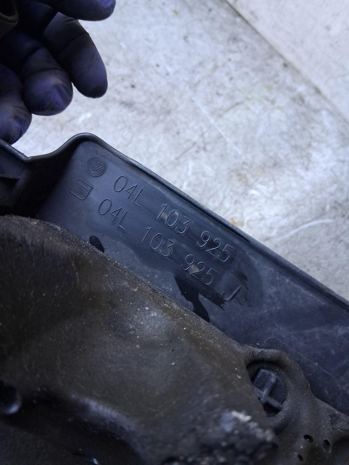 2013 VW VOLKSWAGEN GOLF MK7 ENGINE COVER 04L103925J