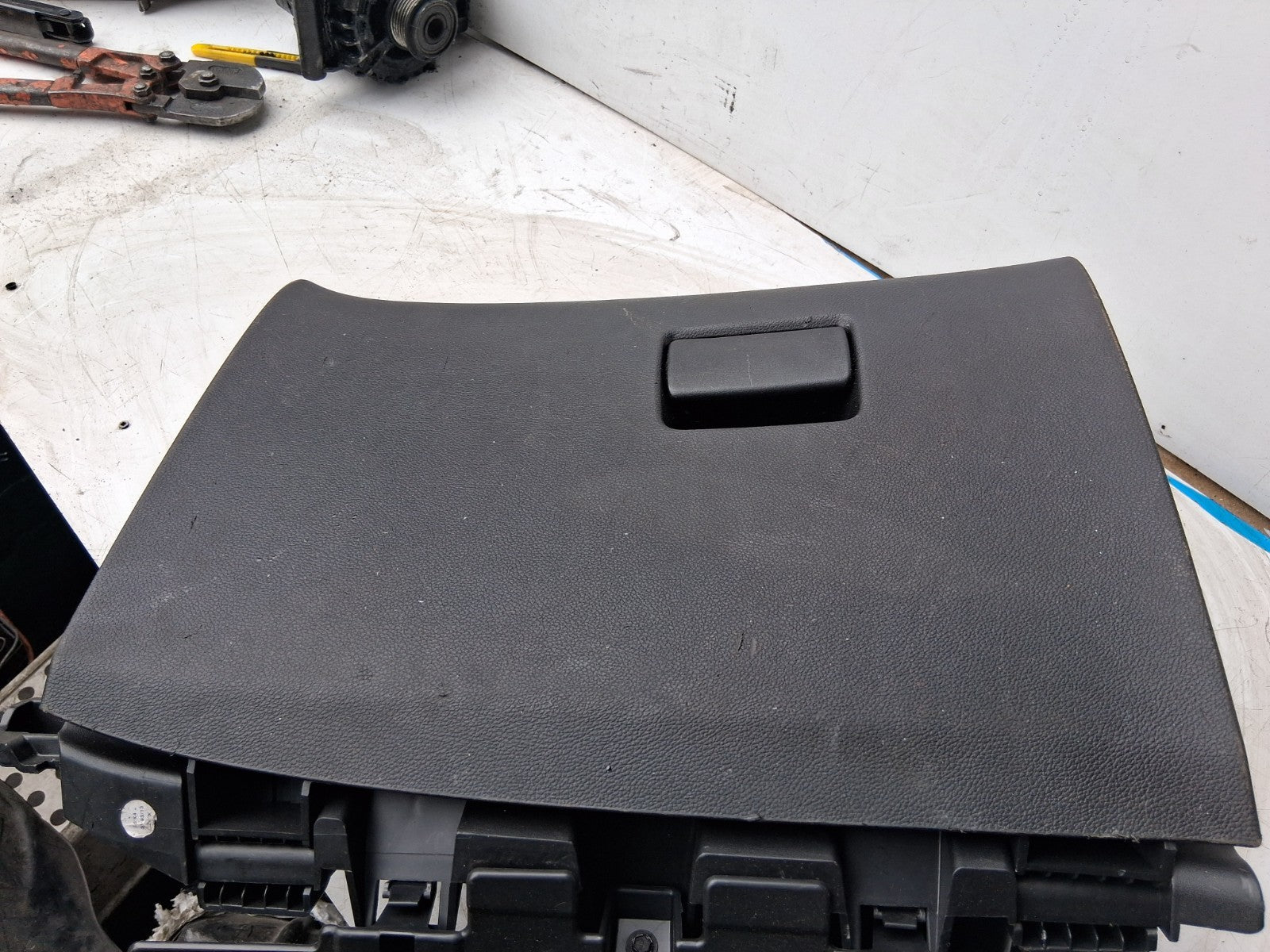 2013 VAUXHALL ASTRA J FRONT STORAGE COMPARTMENT GLOVEBOX 13373797