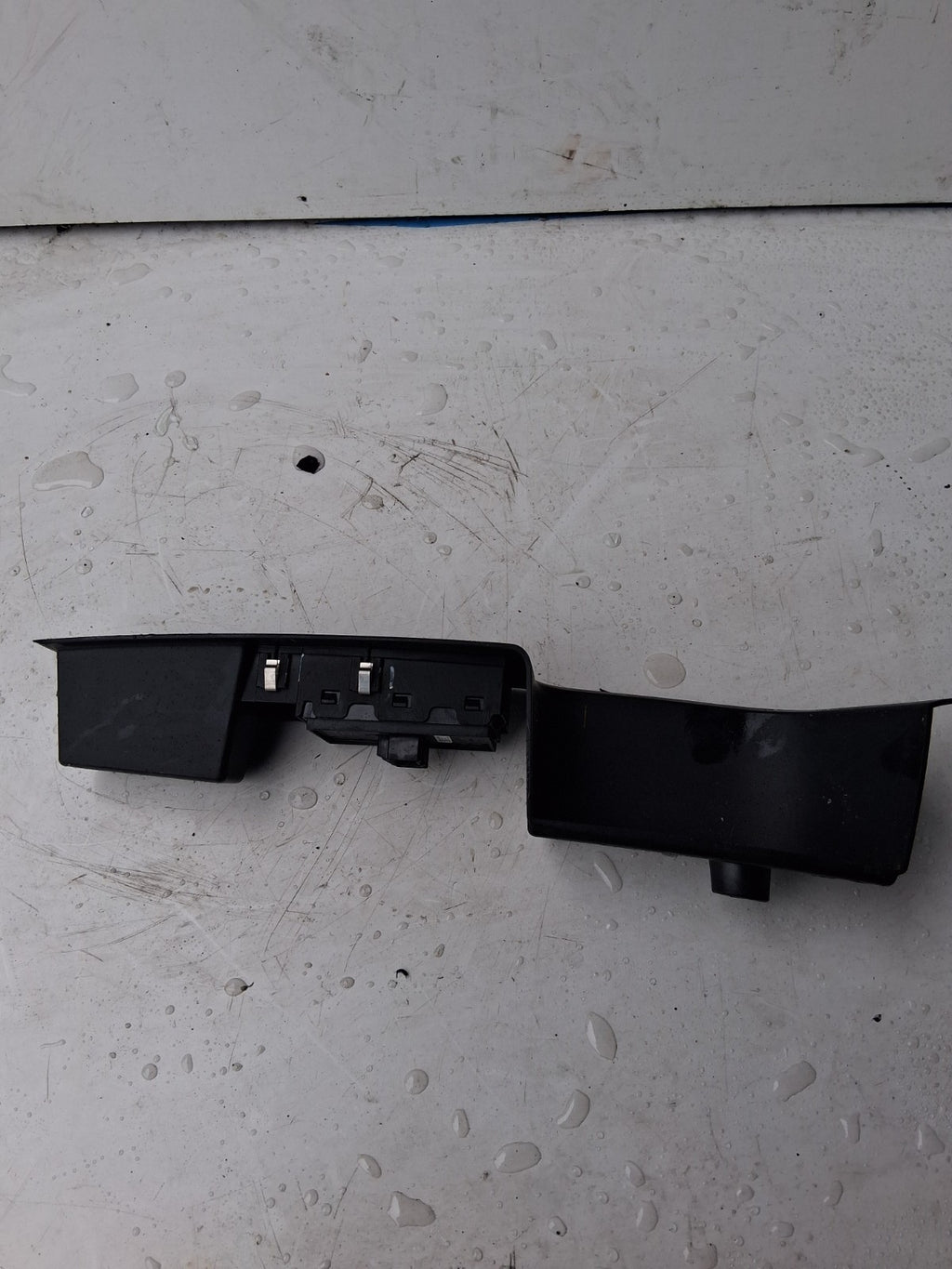 2022 ALFA ROMEO NSF PASSENGER SIDE FRONT DOOR CARD HANDLE TRIM 01561288600