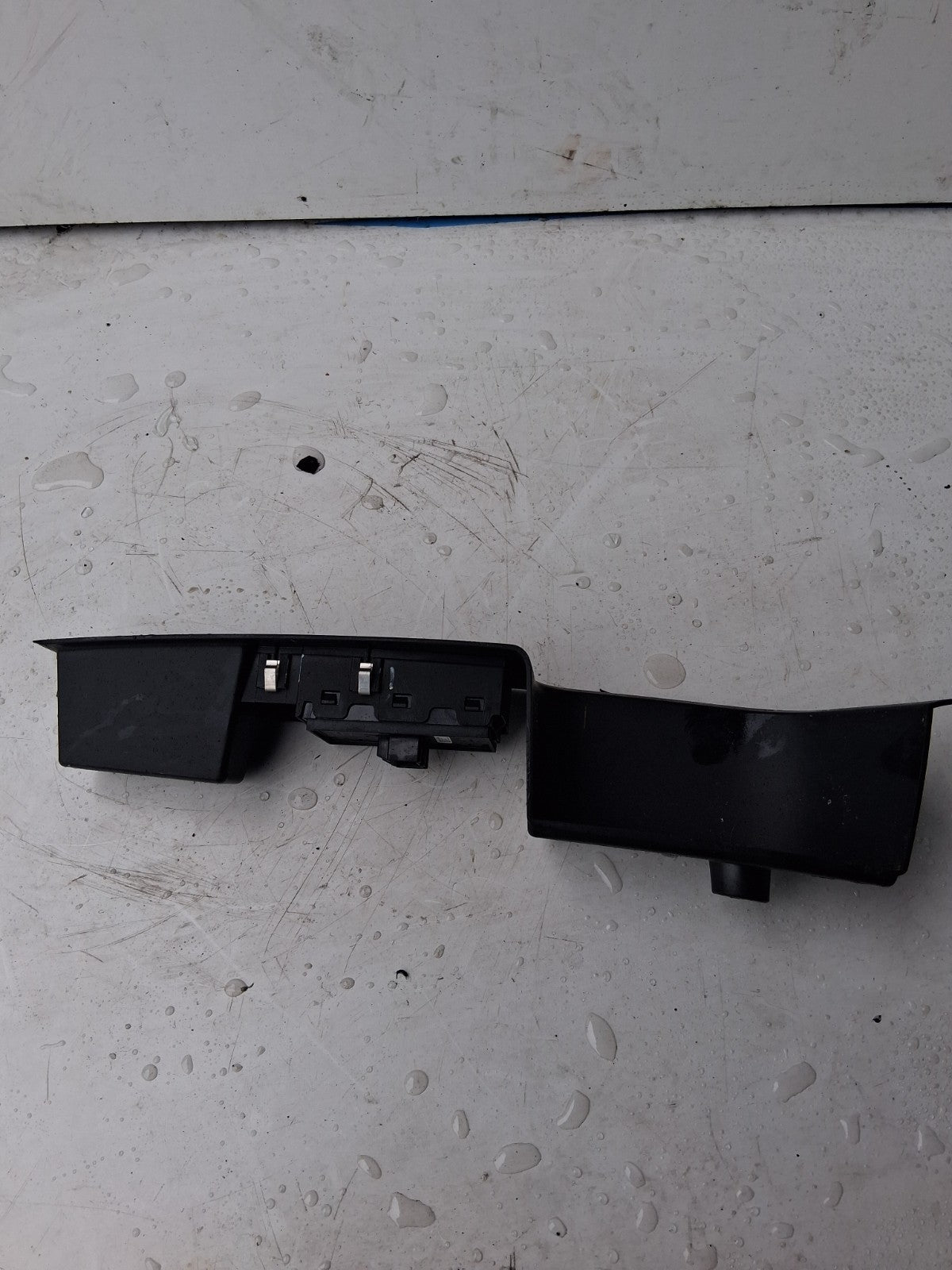 2022 ALFA ROMEO NSF PASSENGER SIDE FRONT DOOR CARD HANDLE TRIM 01561288600