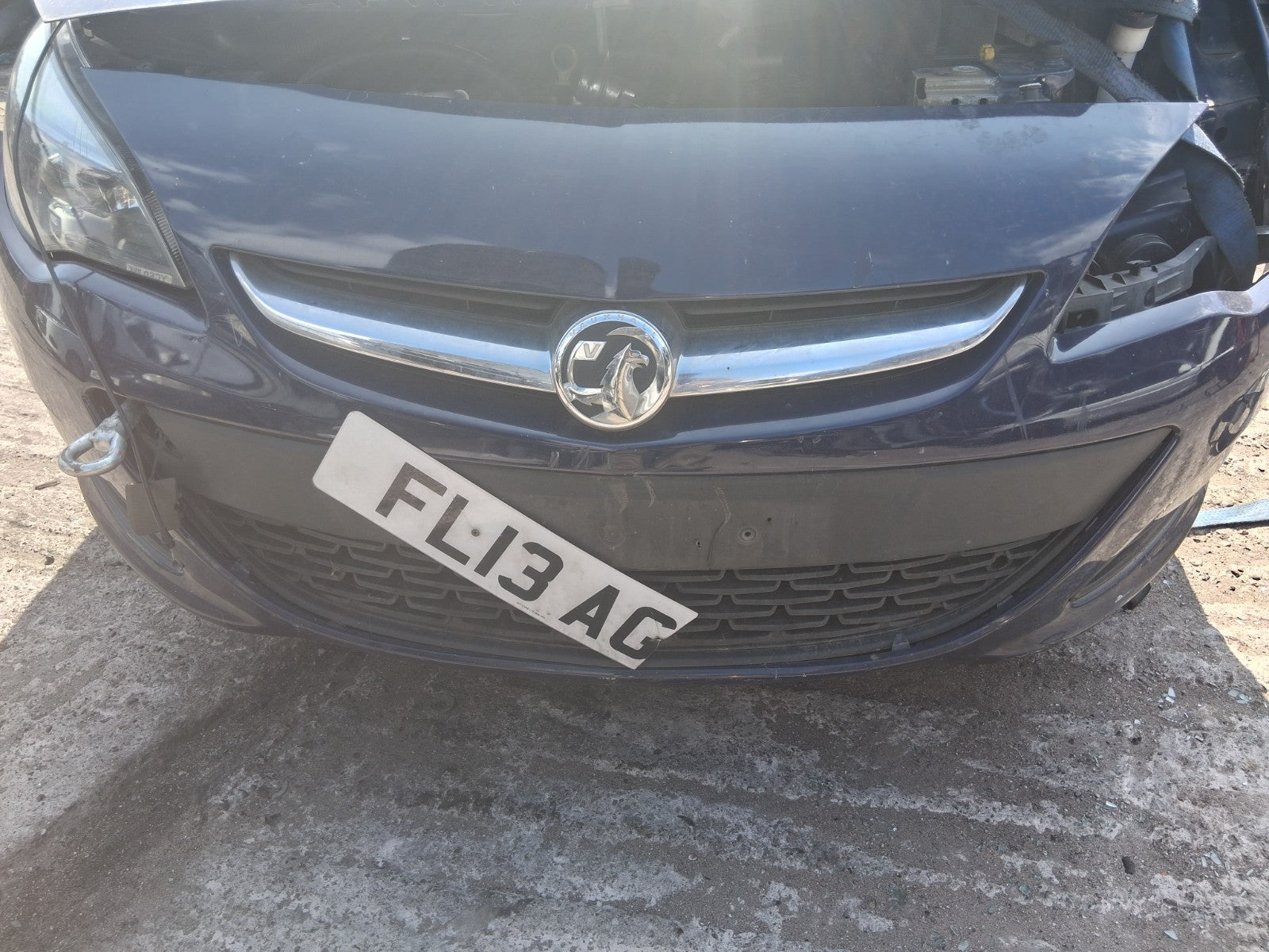 2013 VAUXHALL ASTRA J ESTATE COMPLETE FRONT BUMPER WITH GRILL & BADGE GRILLE