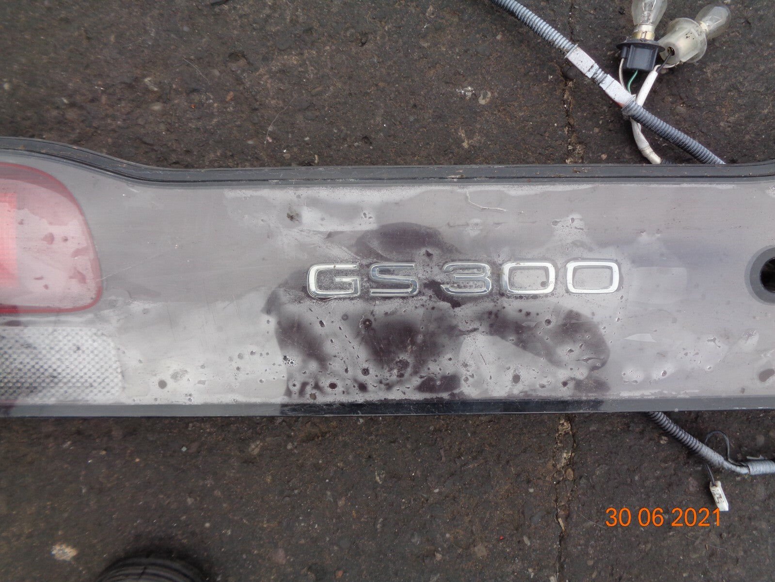 LEXUS GS300 GS 2000 REAR BOOT TAILGATE TAIL LIGHT BRAKE PANEL STRIP