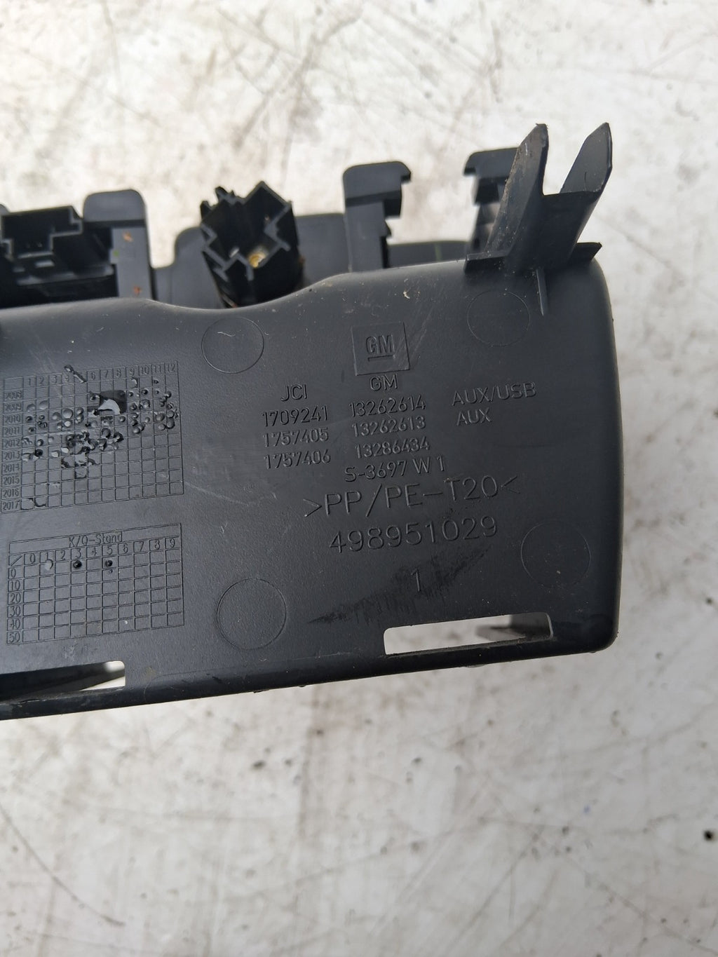 2013 VAUXHALL ASTRA J CENTRE CONSOLE 12V AUX PORT TRIM PANEL 498951029