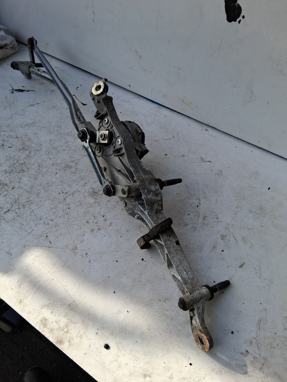 MERCEDES E CLASS W212 2011 FRONT WINDSCREEN WIPER MOTOR & LINKAGE 3397021441