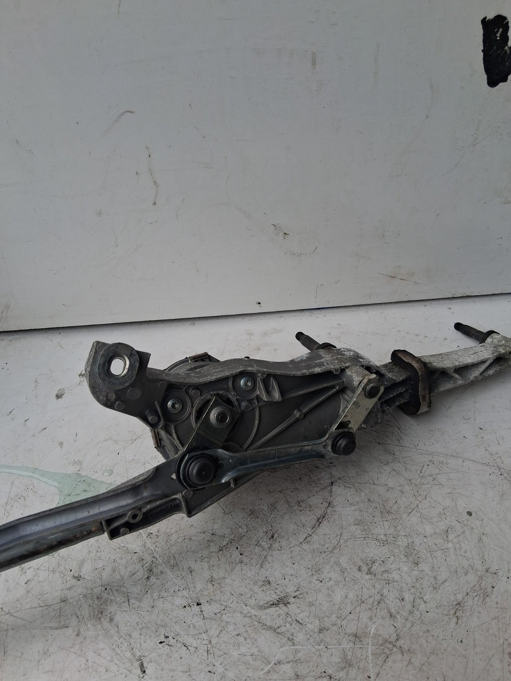 2015 MERCEDES C CLASS W204 FRONT WIPER MOTOR AND LINKAGE A2048201140