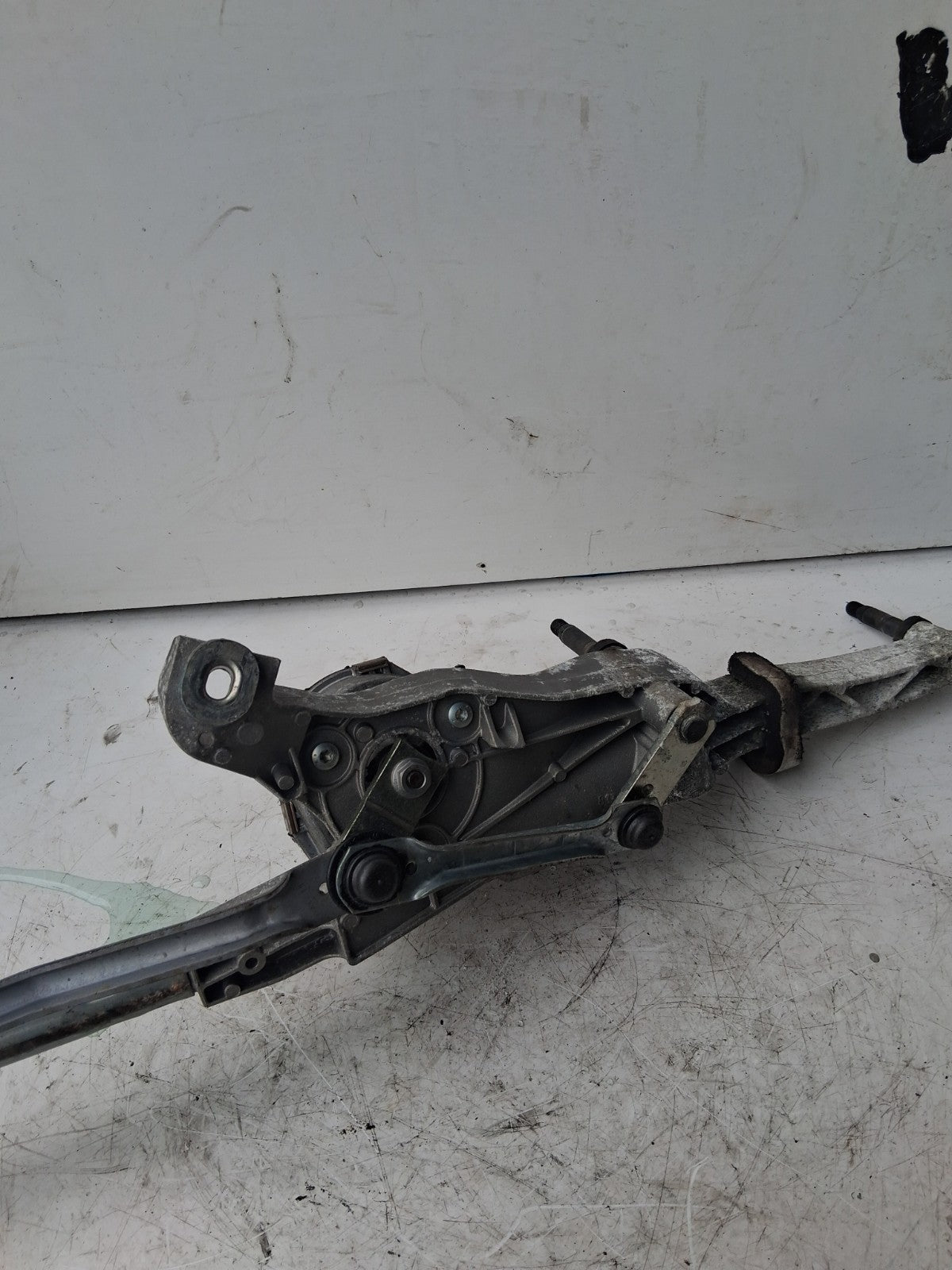 2015 MERCEDES C CLASS W204 FRONT WIPER MOTOR AND LINKAGE A2048201140