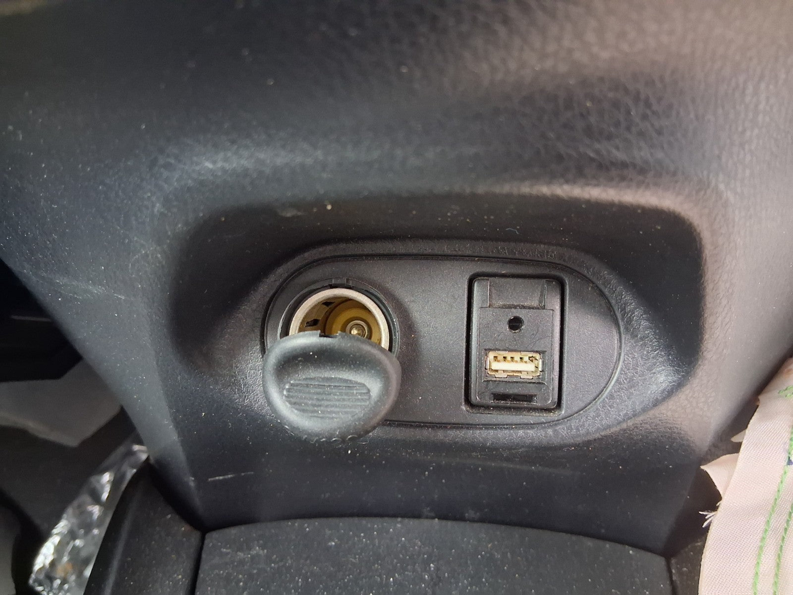 TOYOTA YARIS MK3 2019 CENTRE CONSOLE USB PORT 12V SOCKET