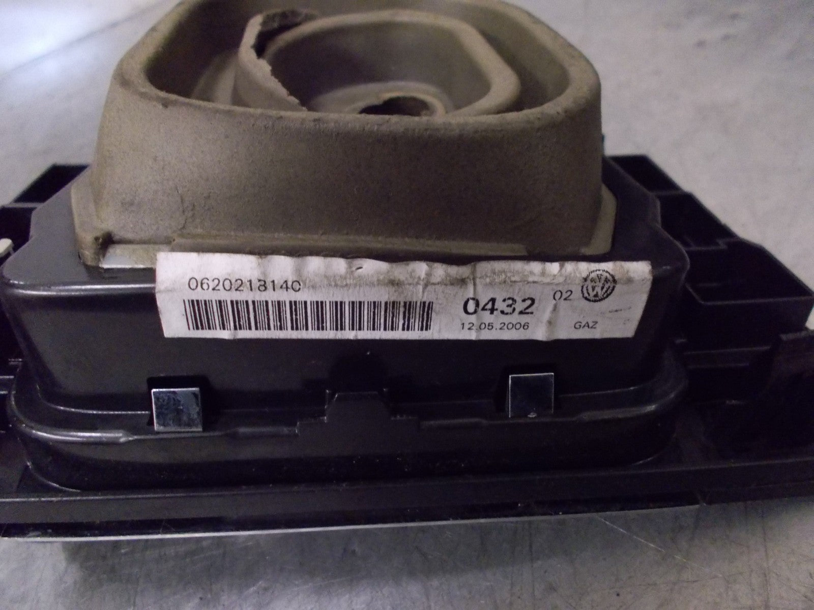 VOLKSWAGEN PASSAT B6 2006 GEAR STICK SURROUND TRIM 3C0864263