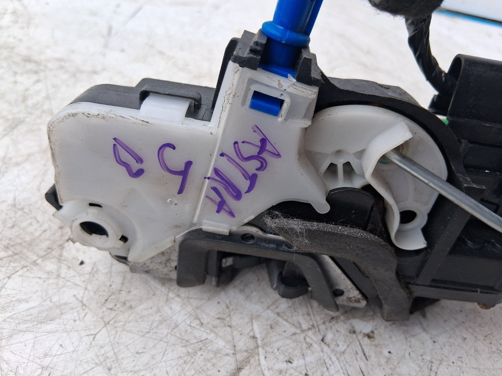 2013 VAUXHALL ASTRA J OSF DRIVER SIDE FRONT RIGHT DOOR LOCK MECHANISM 3023880
