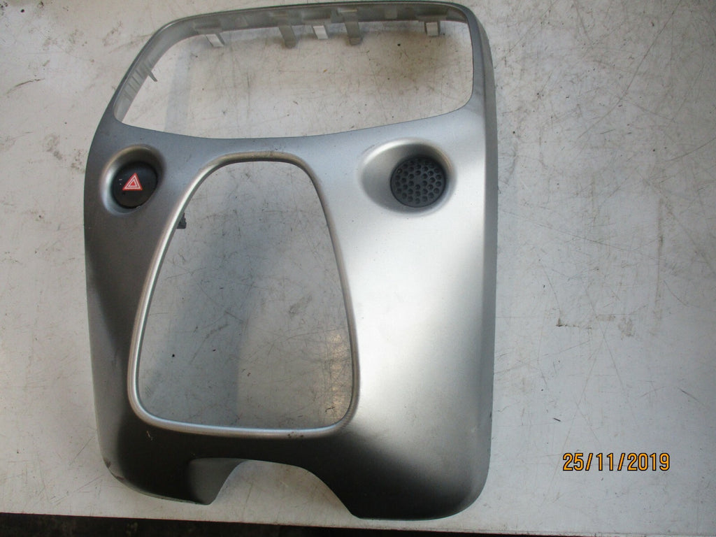 PEUGEOT 208 2015 CENTRE GEAR STICK SURROUND PLASTIC TRIM HAZARD SWITCH 1389231X